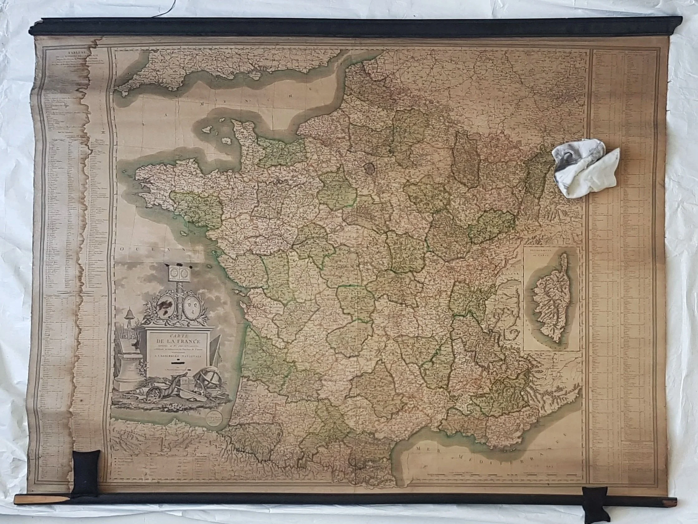 Carte de la Révolution, avant restauration jaunie, auréole sur le bord gauche très marquée