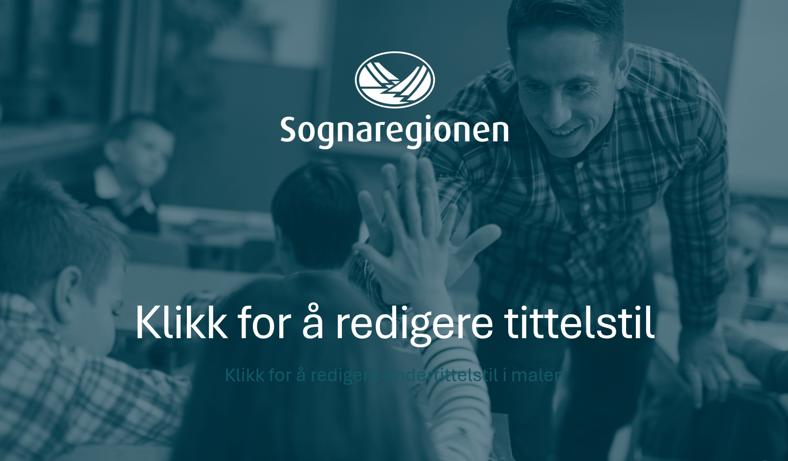 En mann smiler og gir en high five til et barn i et klasserom, flere barn er synlige i bakgrunnen.