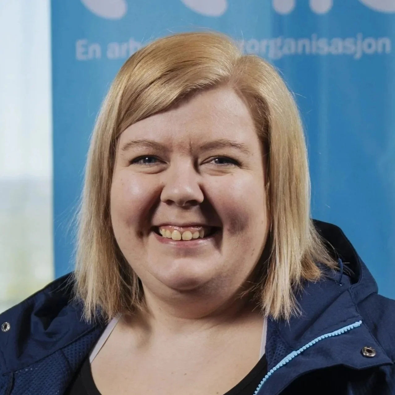 En enkel, svart-hvitt illustrasjon av en menneskelig silhuett uten ansikt, sett foran.