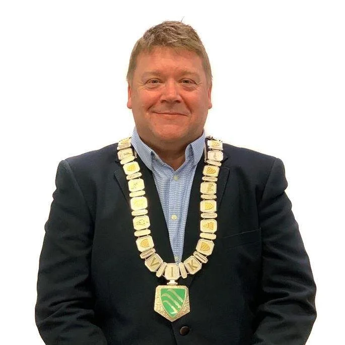 Mann i dress med premierkjede og medalje
