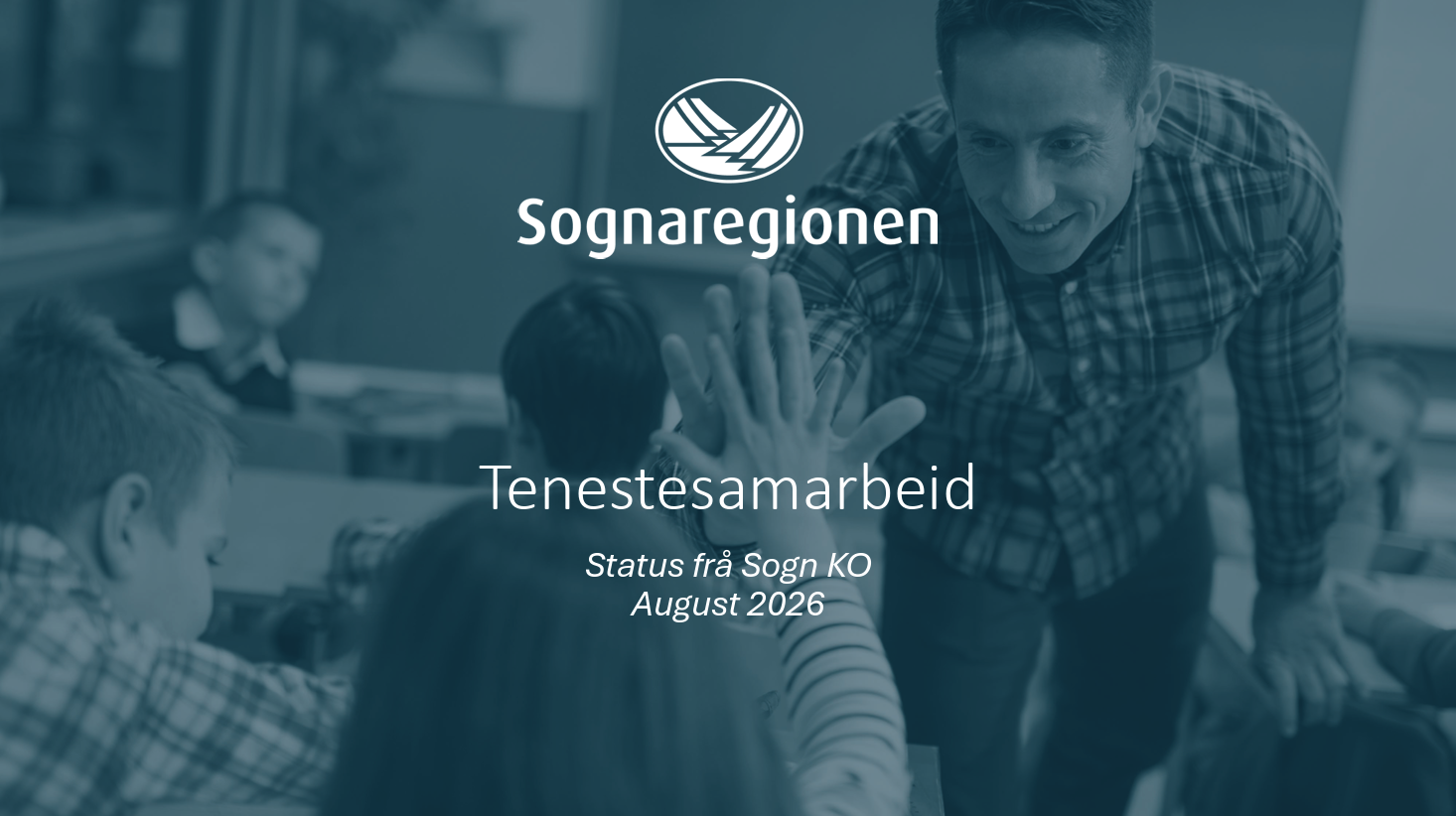 En mann med blått og grønt skjorte som engasjert snakker med barn i klasserom, bakgrunn med lærere og bøker