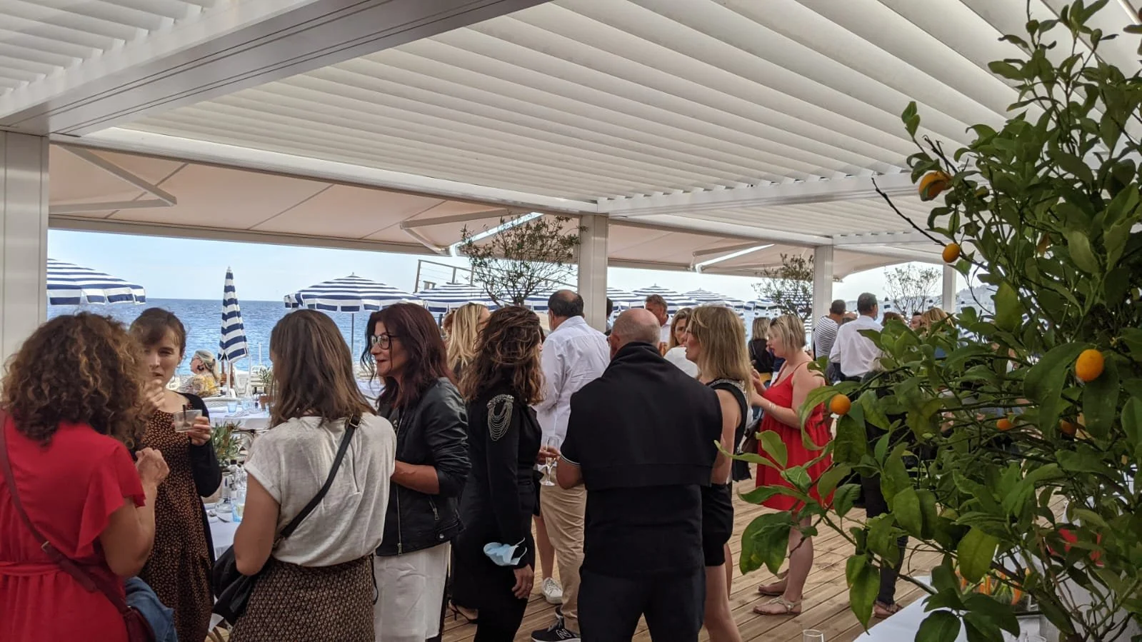 Temps de networking et de convivialité sur une plage privée