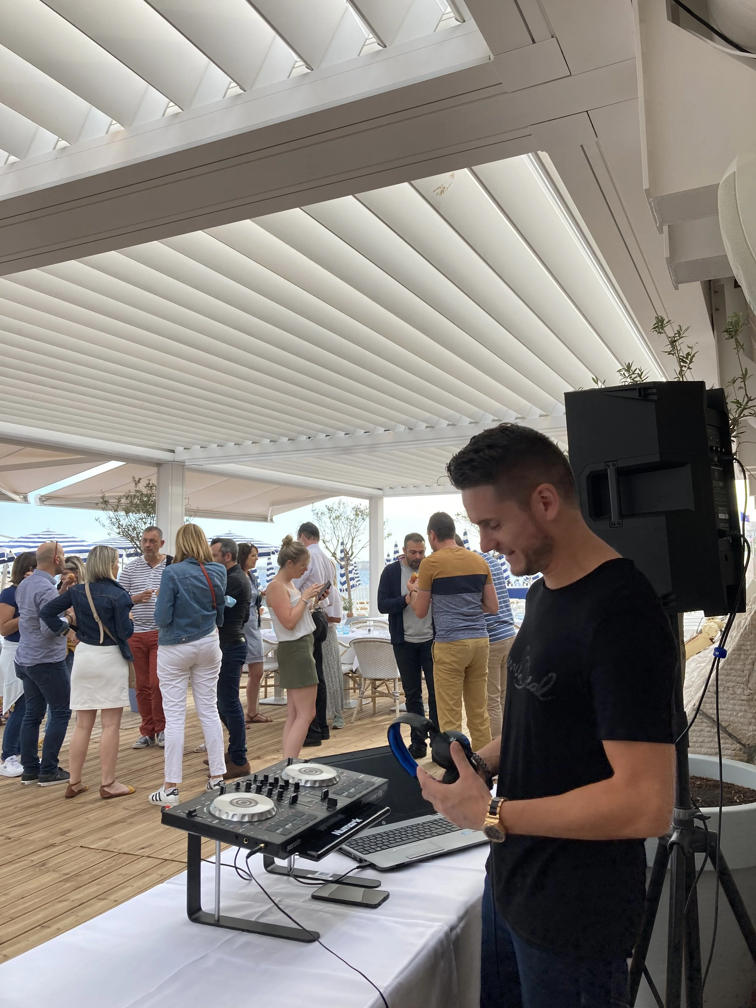 Temps de networking et de convivialité sur une plage privée