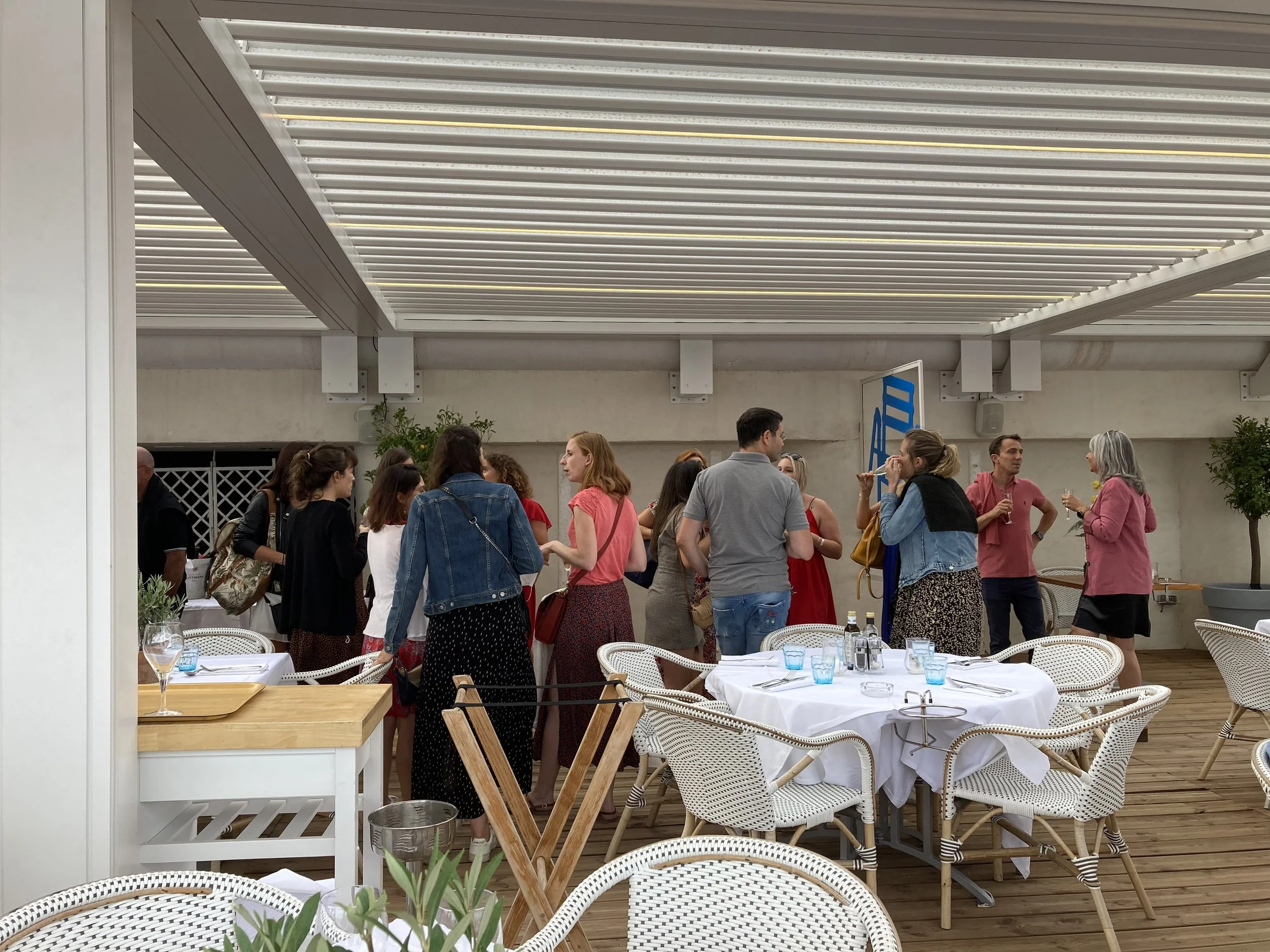 Temps de networking et de convivialité sur une plage privée