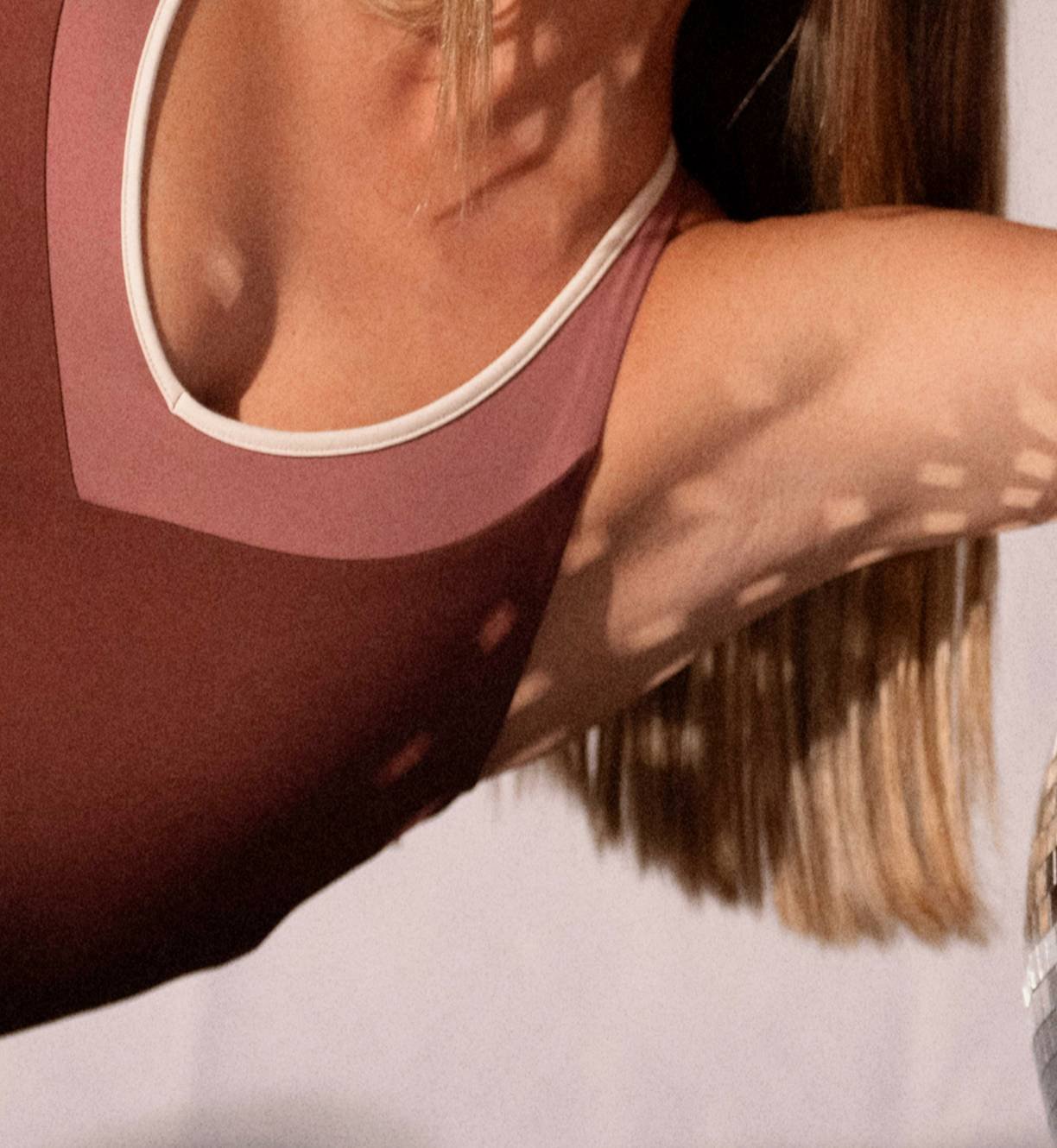 Alumna practicando hot pilates sobre colchoneta a 32 grados en Secret Studio Sabadell, trabajando fuerza de core y flexibilidad