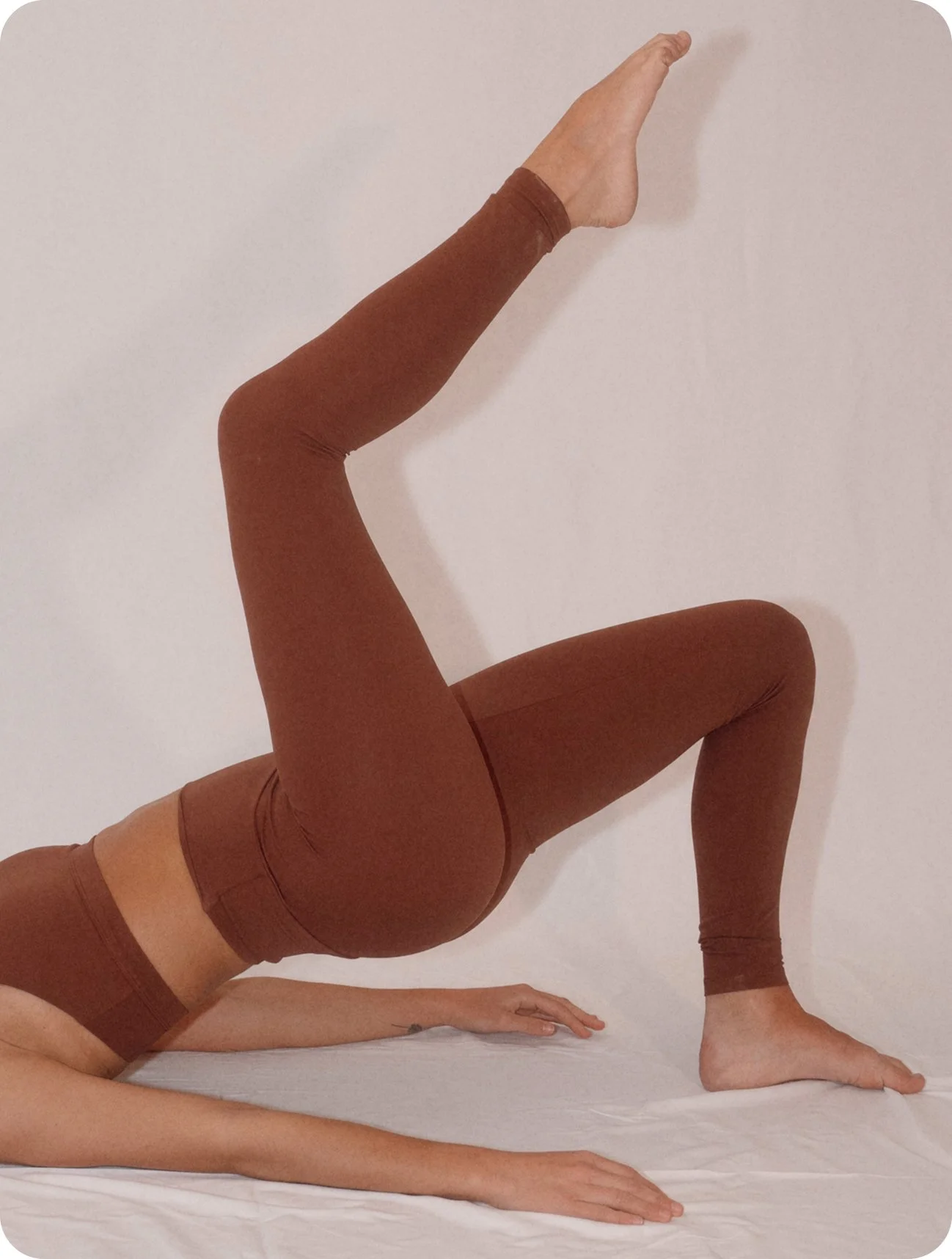 Ropa deportiva recomendada para clases de hot pilates y barre en Secret Studio Sabadell: mallas ajustadas y top deportivo de sujeción media-alta