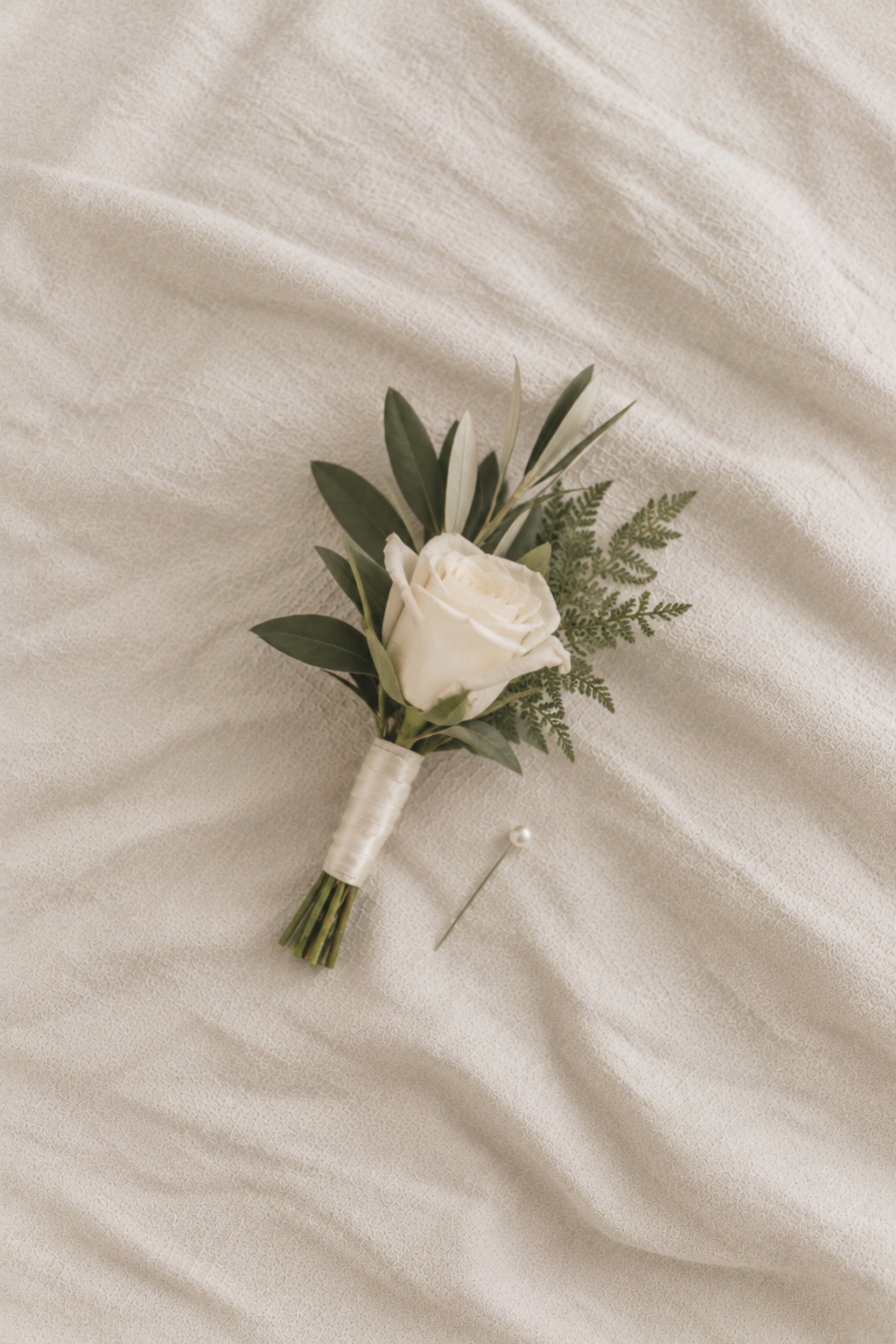 Ivory Rose Boutonniere on Linen.png