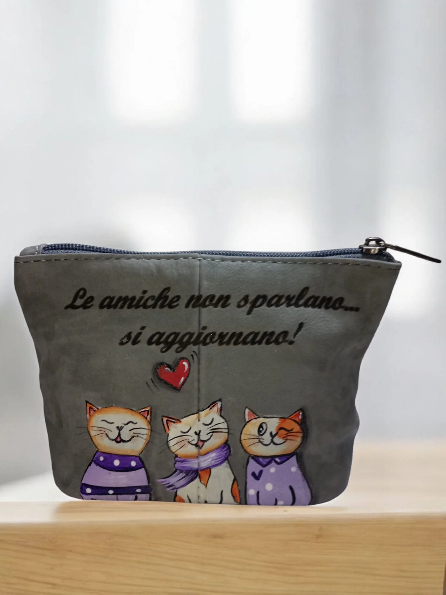 Borsa in tessuto grigia con disegni di tre gatti felici e testi in italiano che dice "Le amiche non sparano... si aggiungono!"