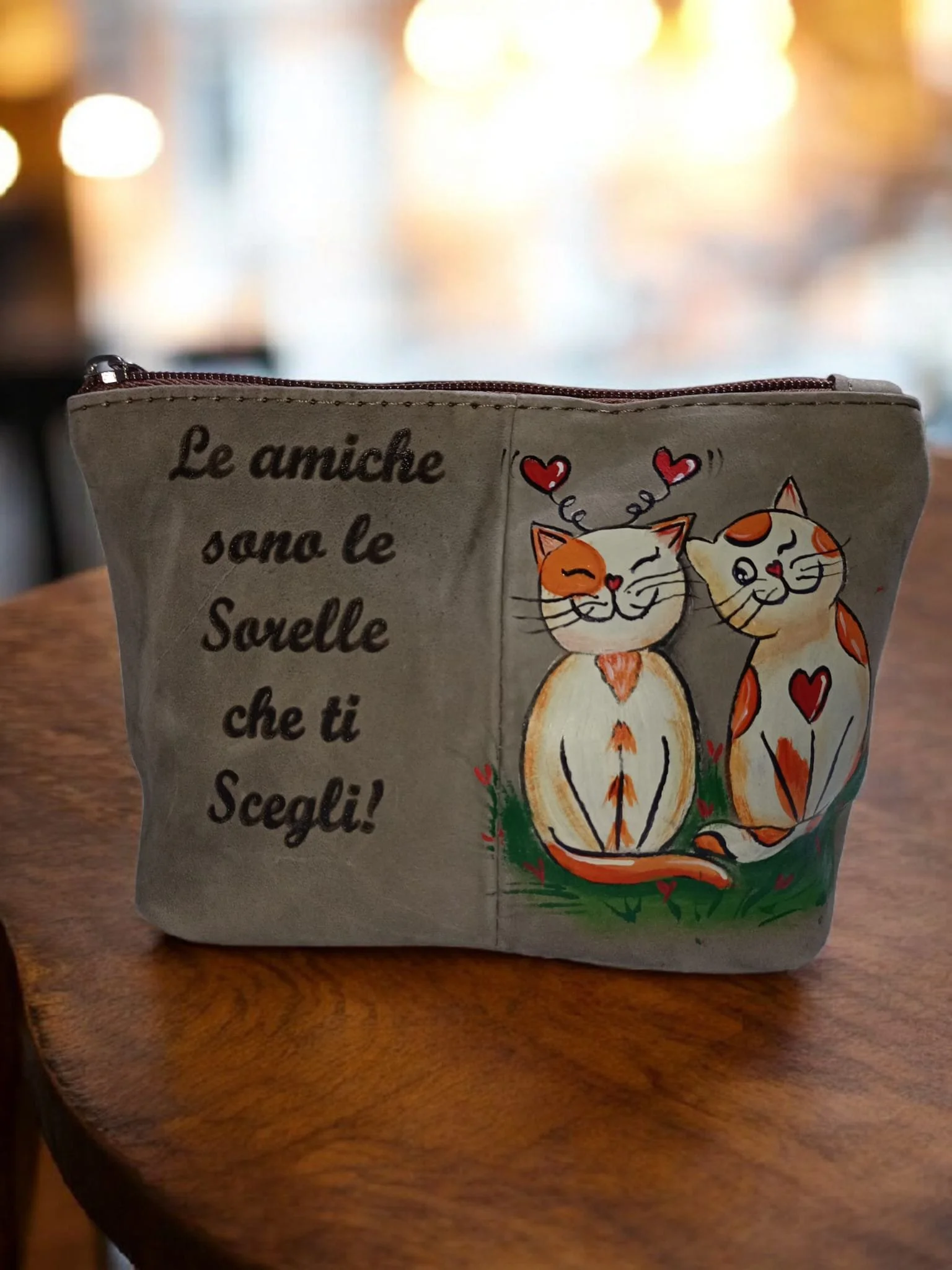 Una scatola di stoffa decorata con due gatte felici, con cuori e scritte in italiano che dice "Le amiche sono le sorelle che sceglie".