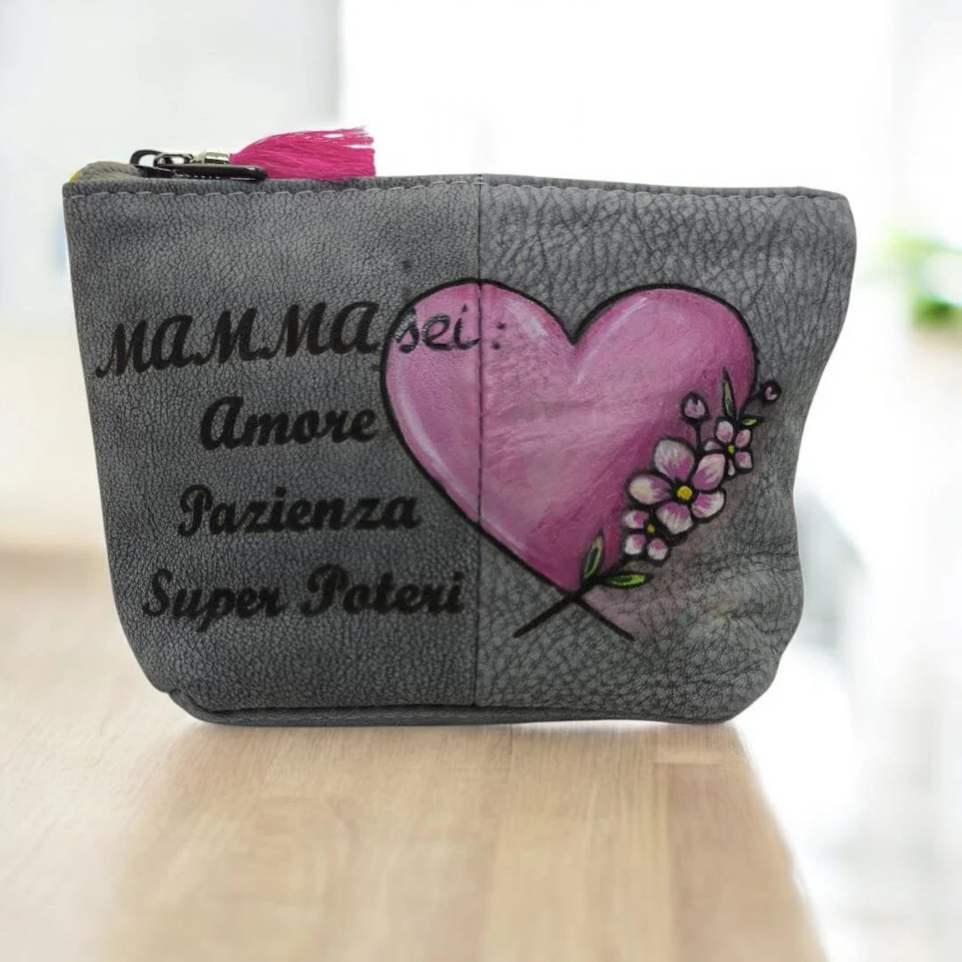 Borsa grigia con scritta in italiano e cuore dipinto di rosa con fiori