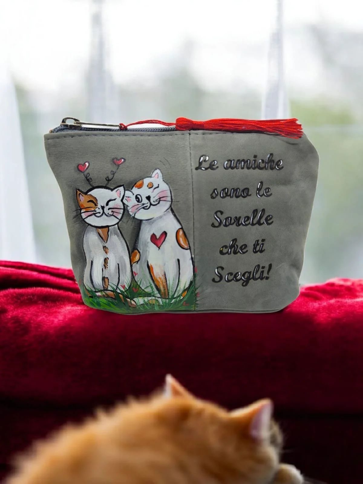 Borsetta con disegni di due gatte felici e la scritta in italiano "Le amiche sono le sorelle che ti scegli!"
