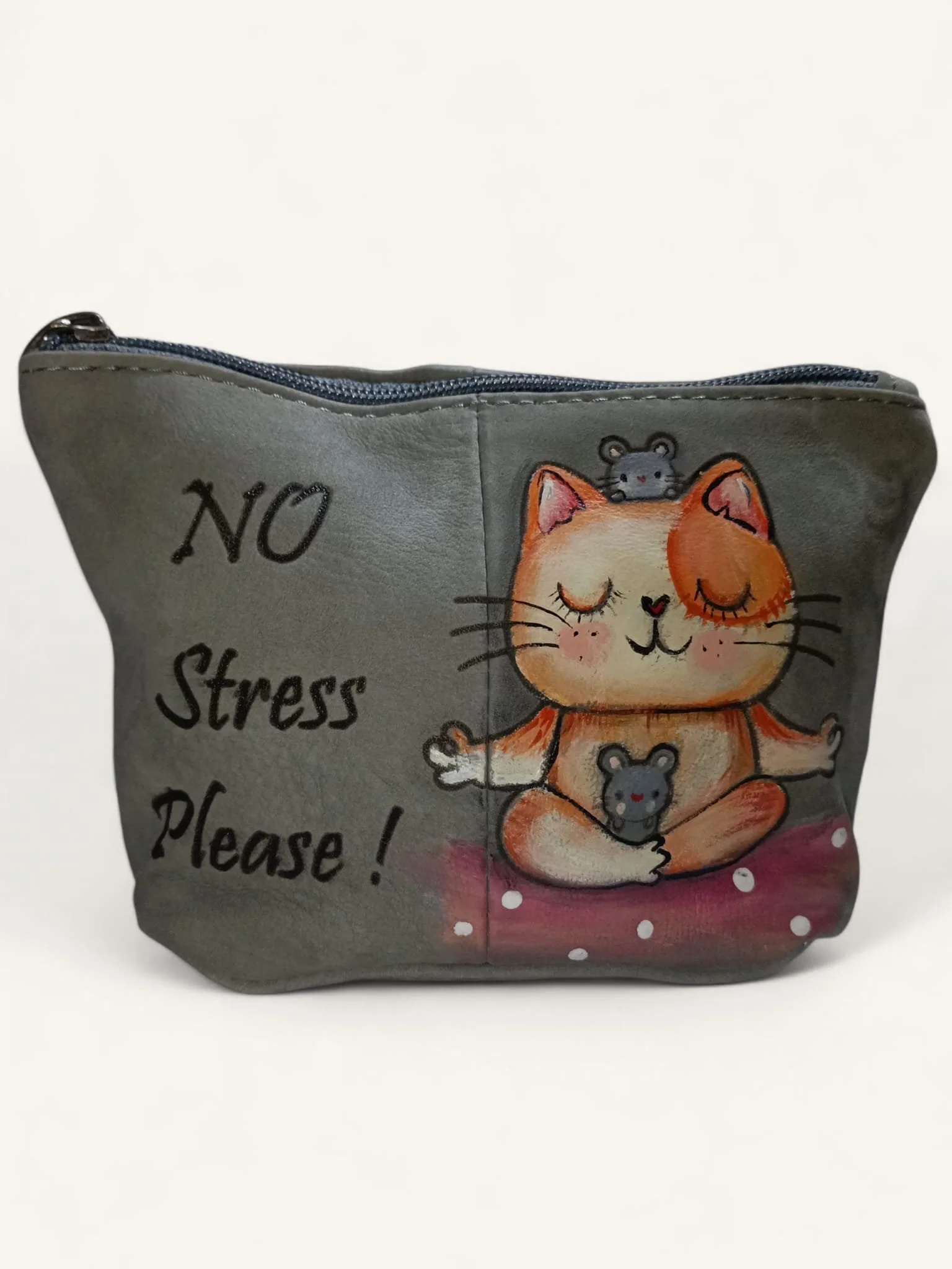 Astuccio con disegni di un gatto e tre topolini, con scritta in inglese e italiano 'No stress please!'.