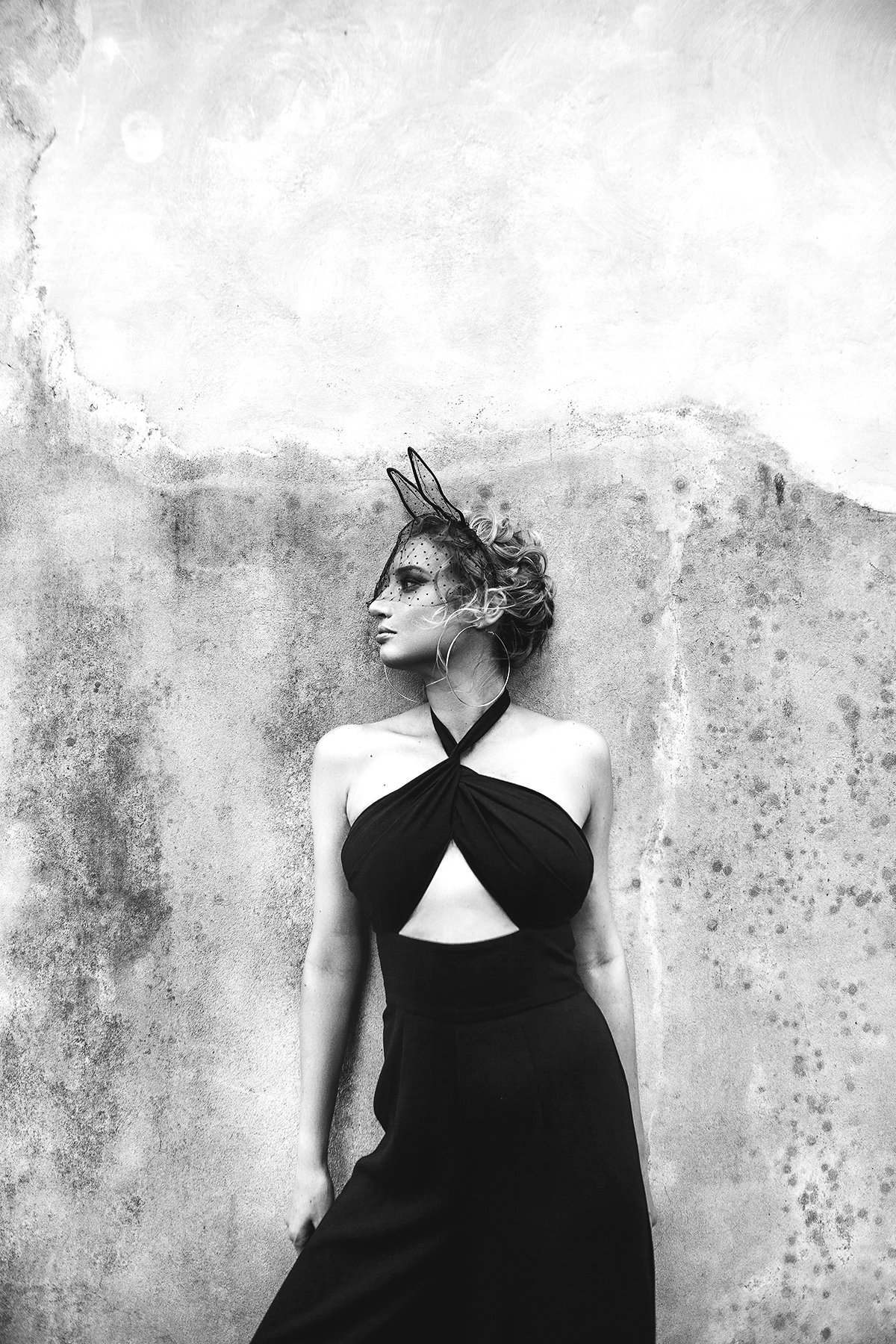 Black and white individual portrait of a woman against a Barcelona wall — Whip & Honey photography
