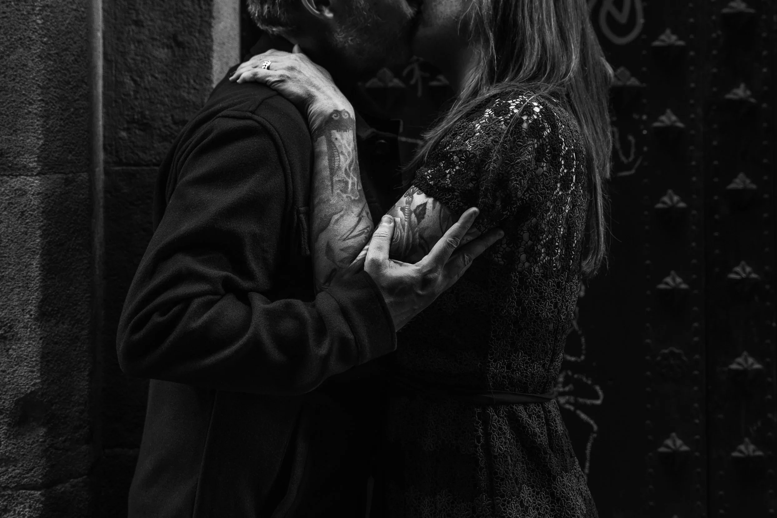 Black and white couples portrait, kissing outdoors in Barcelona — Whip & Honey photography
