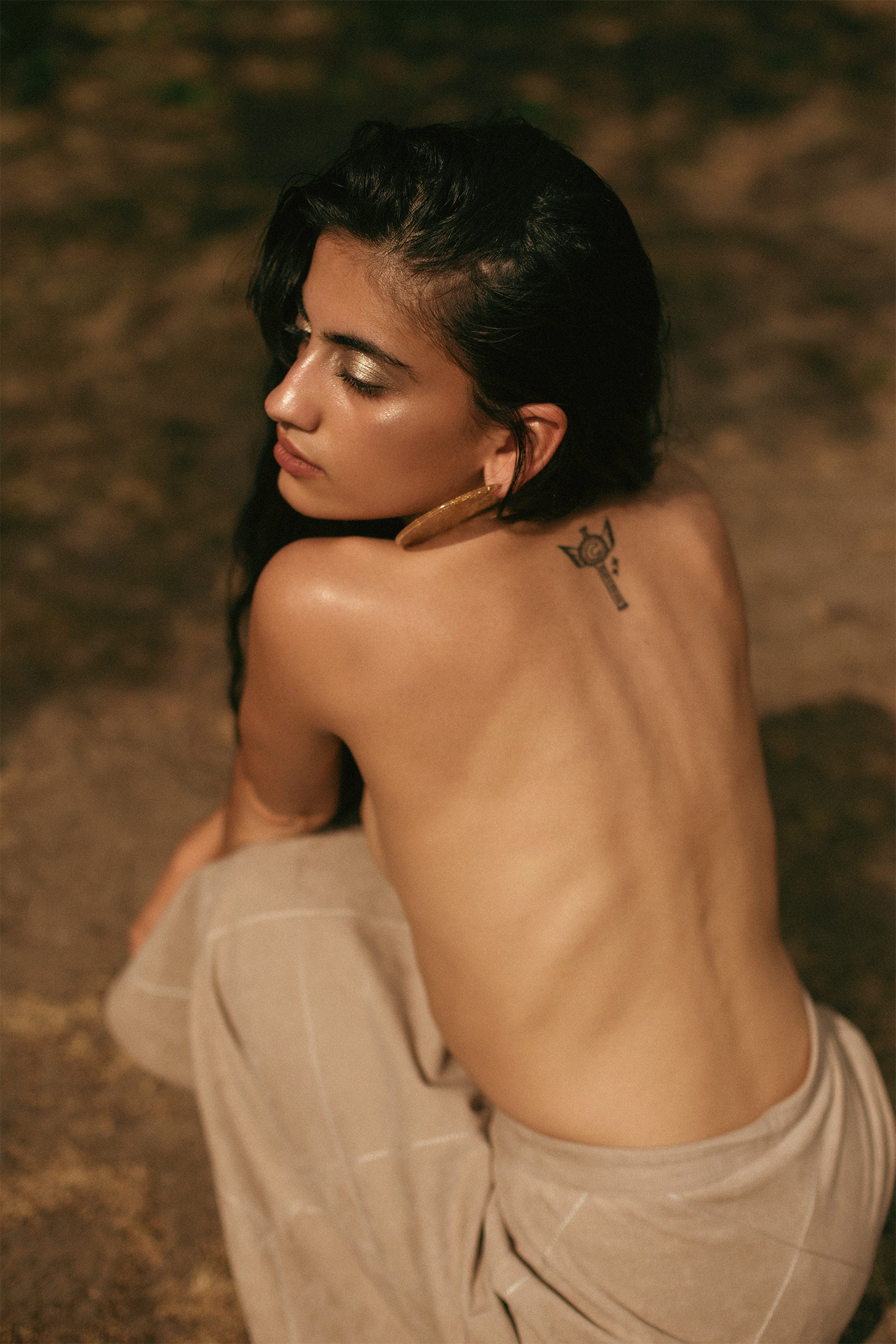 Individual portrait of a woman with tattoo sitting — Whip & Honey Barcelona photography

