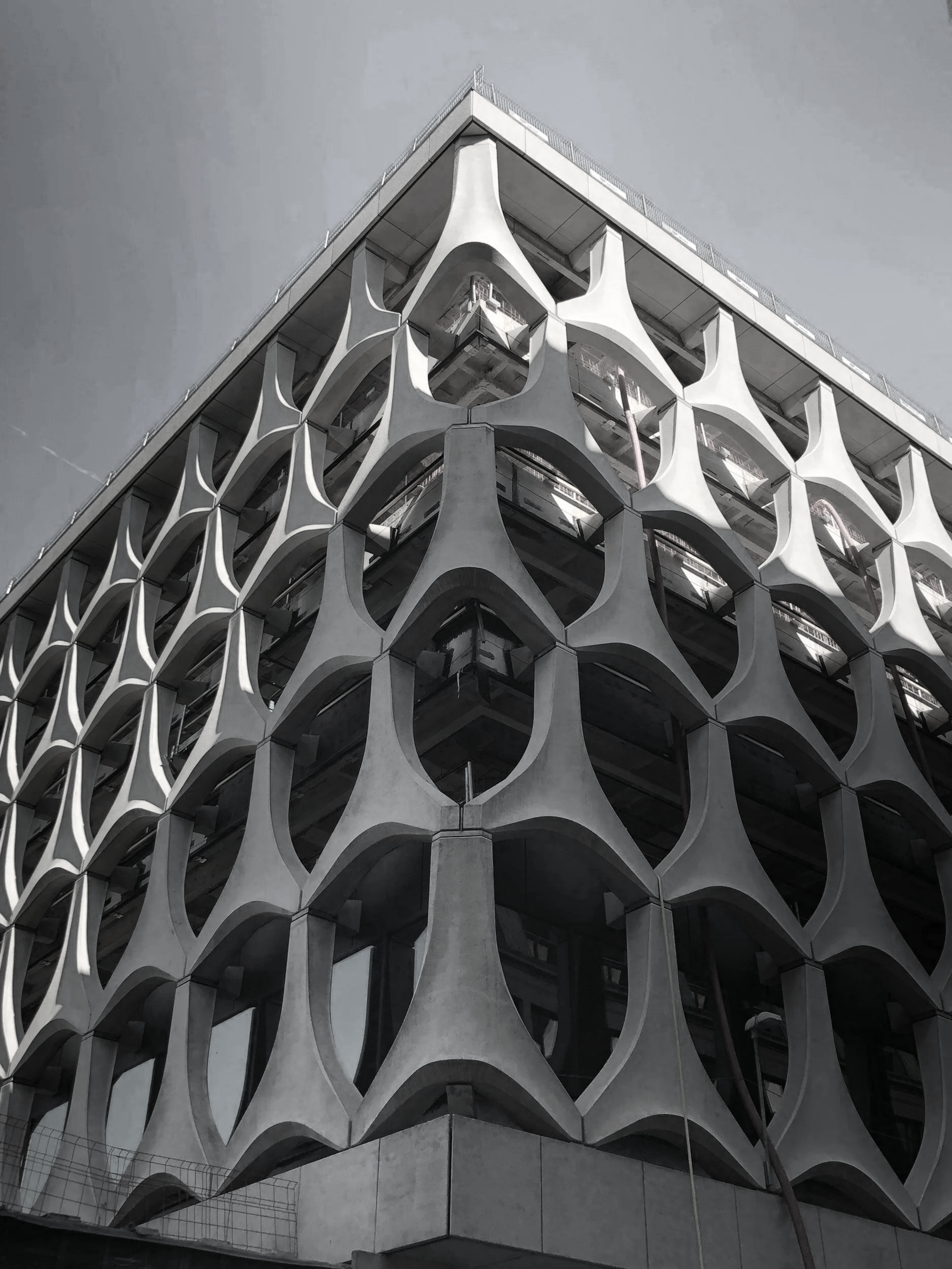 Edificio moderno con elementos arquitectónicos de homigón en la fachada.
