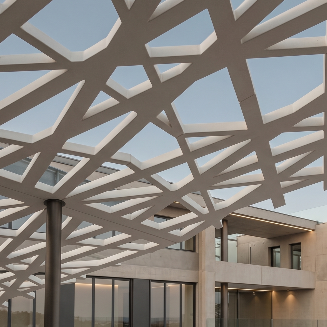 Celosía en hormigón arquitectónico UHPC producida con un molde de tipo manta de poliuretano fabricado por Dmoldes.