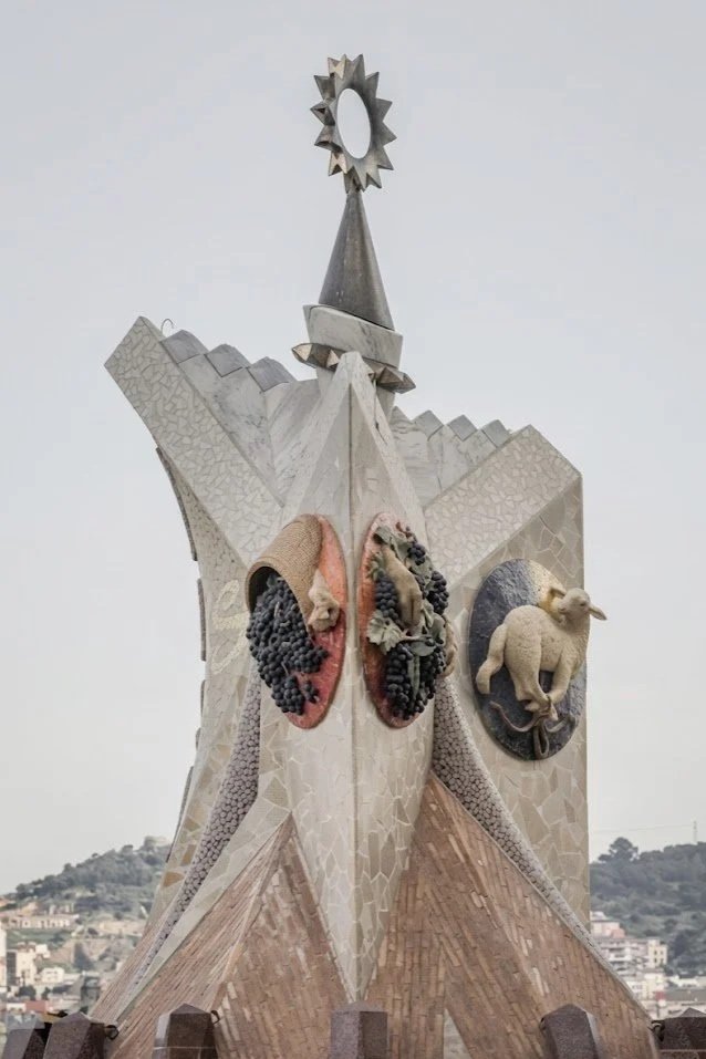 Termial de la cúpula de la Sacristía de la basílica de la Sagrada Familia de Barcelona. El ornamento final esta conformado por 3 paraboloides, 2 laterales (con la imagen del cordero y las uvas) y un paraboloide de 6m con la palabra AMEN en relieve