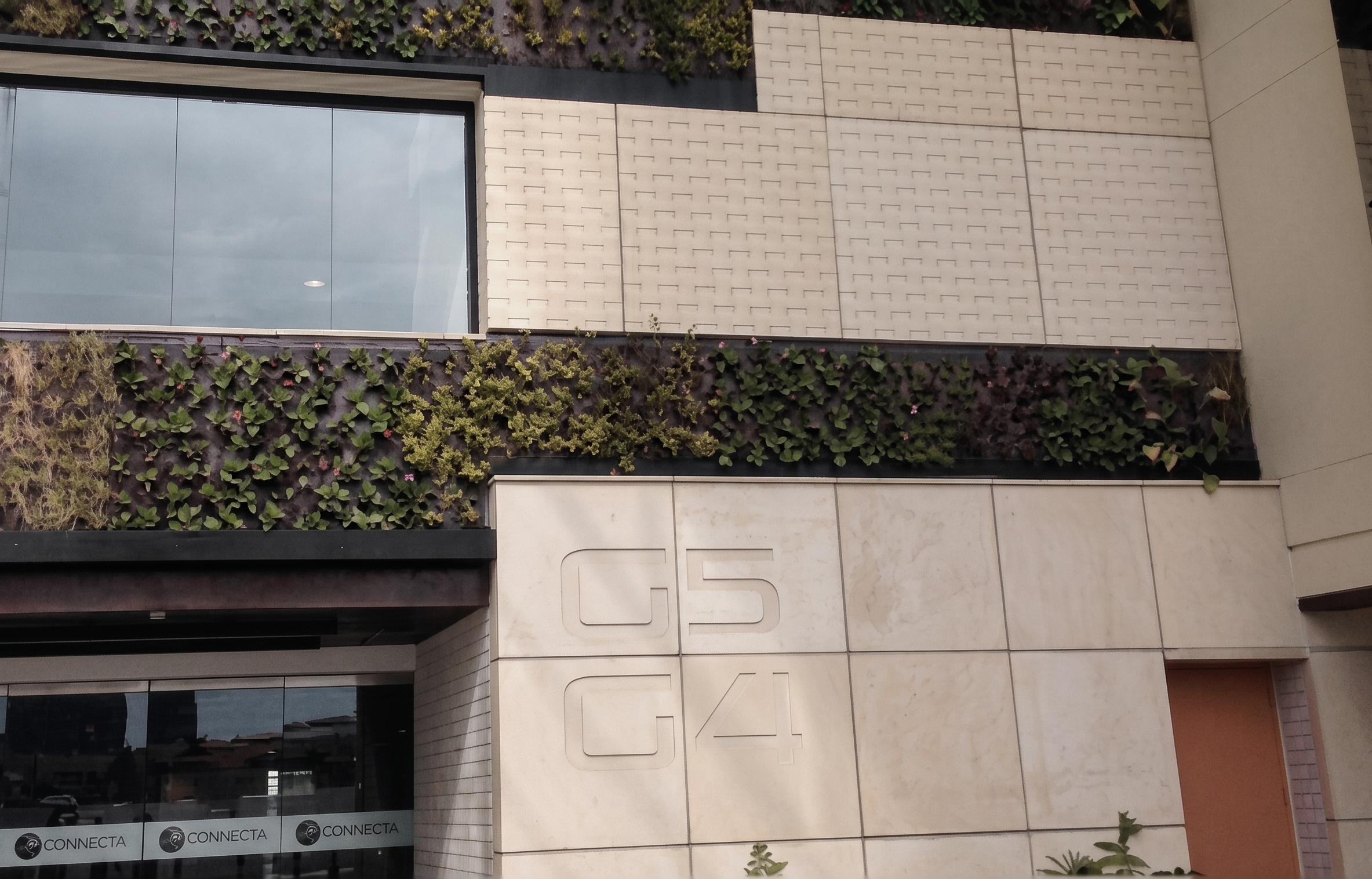 Fachada Edificio Connecta G5 G4 con hormigón texturizado con moldes de poliuretano y jardín vertical
