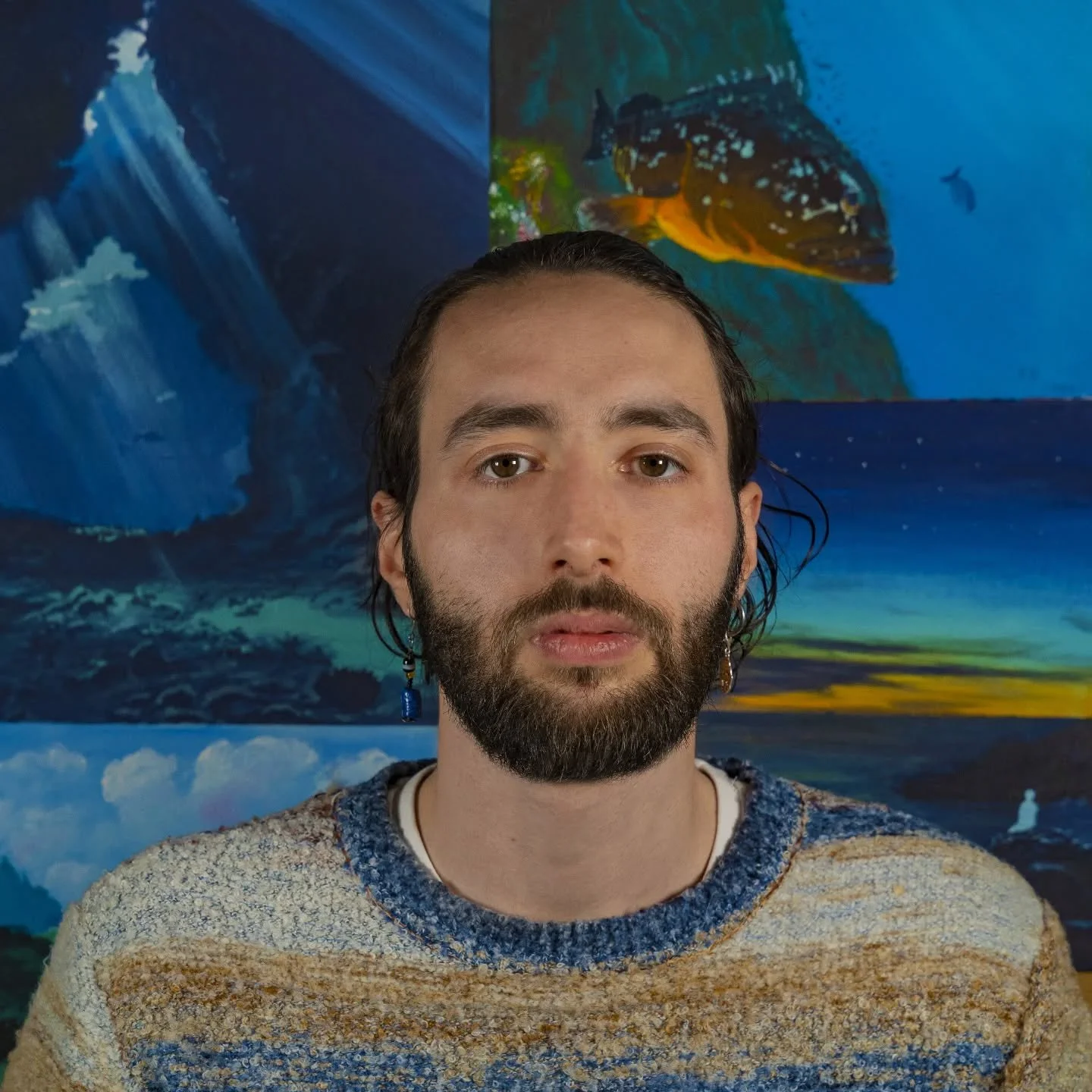 Il volto dietro le creazioni

Mi sono chiesto ultimamente perch&eacute; dipingo. Perch&eacute; sento questa necessit&agrave;.

Ci ho pensato e mi sono risposto che &egrave; il bisogno di trasmettere il silenzio che ho dentro: riuscire a parlare a voc