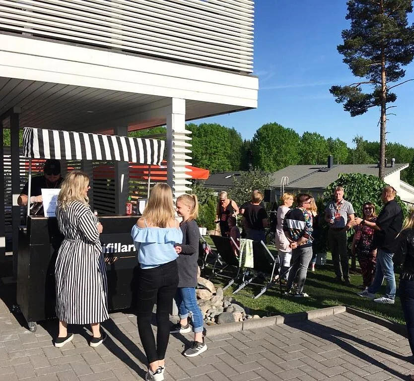 Vieraita Hodarifillarin kojulla aurinkoisessa ulkotapahtumassa