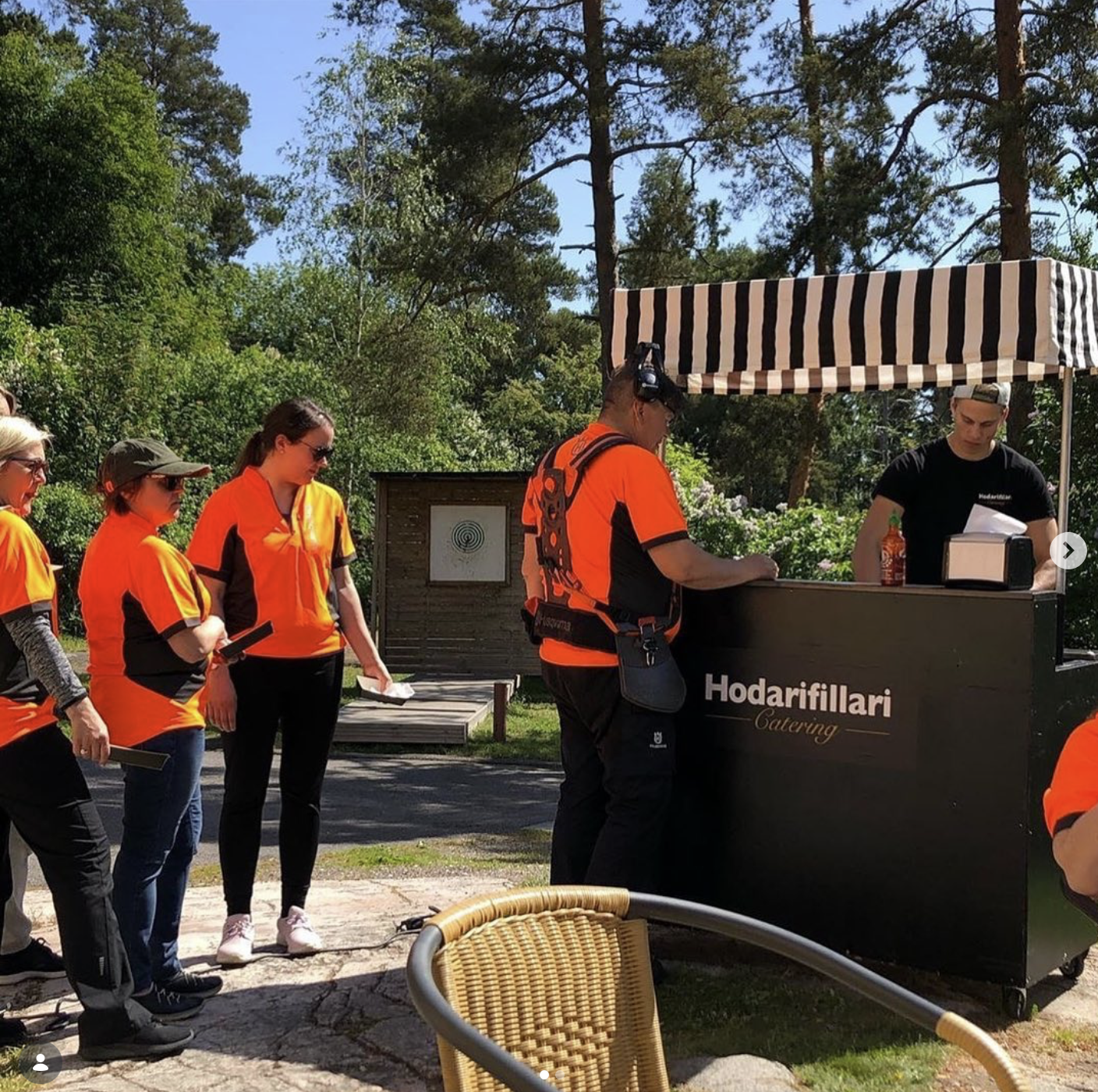 Hodarifillarin tiimi hodarikärryn kanssa tapahtumassa
