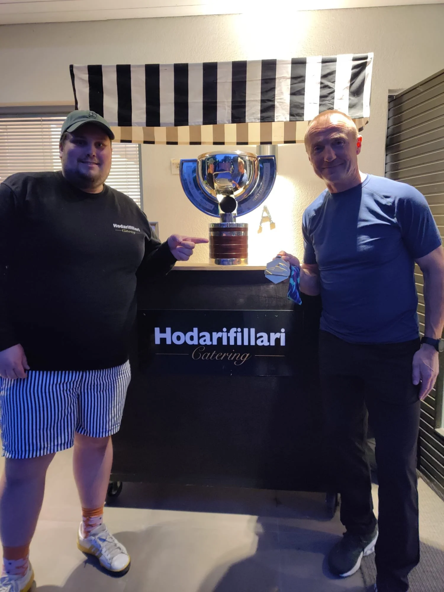 Hodarifillarin tiimi palkinnon kanssa

