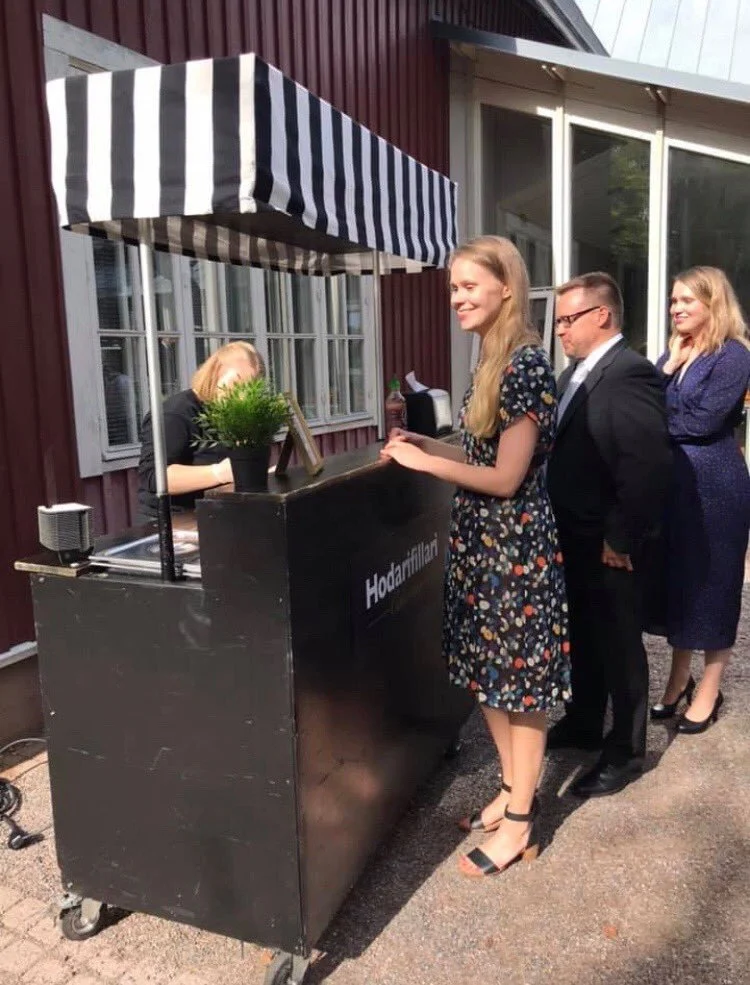 Vieraita Hodarifillarin hodarikärryllä juhlissa
