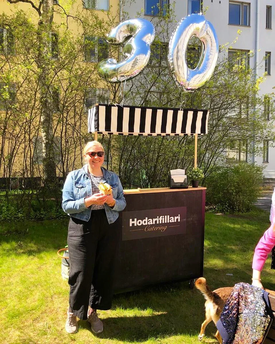 Asiakas Hodarifillarin kojulla 30-vuotisjuhlissa