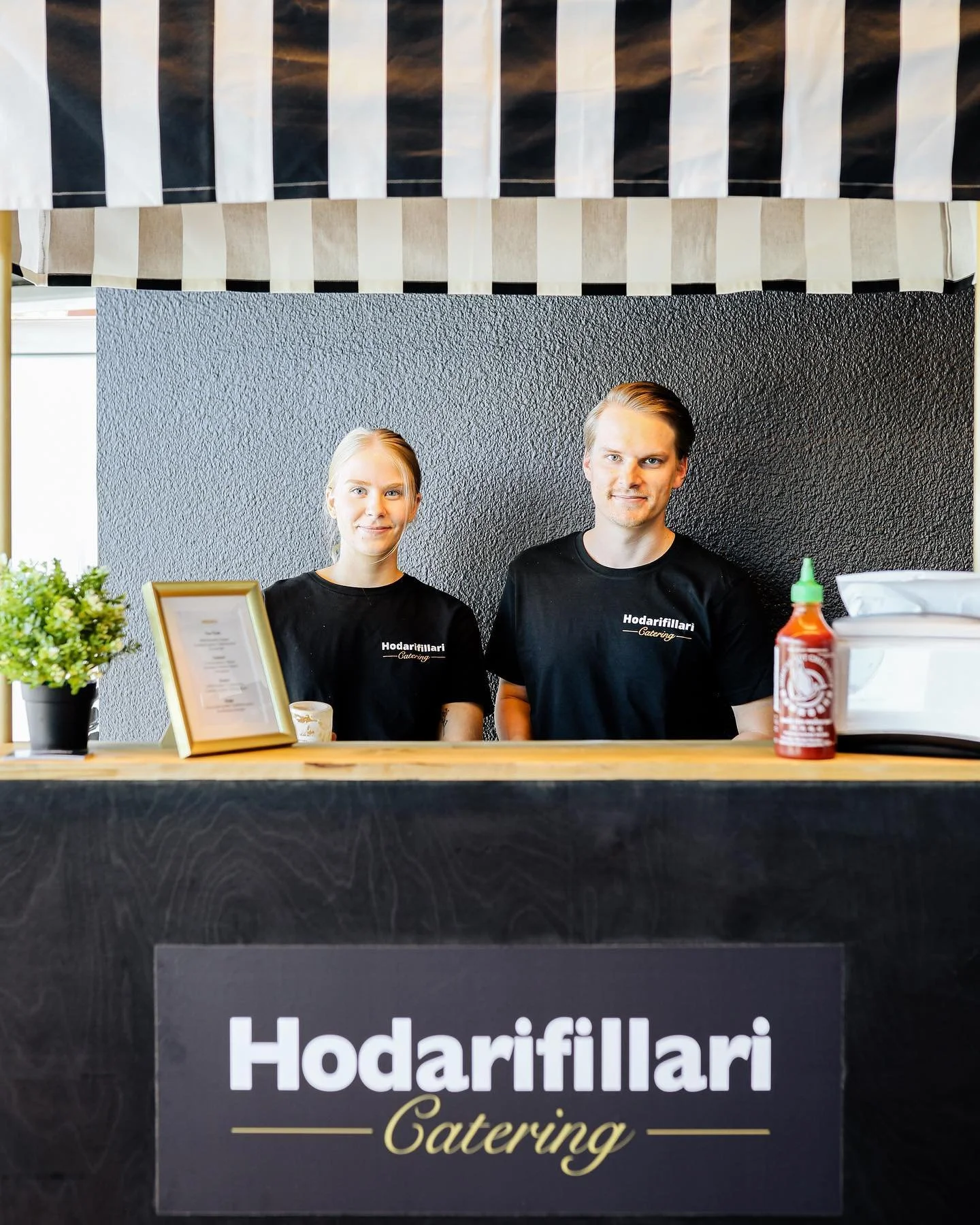 Hodarifillarin kokki valmistamassa hodareita
