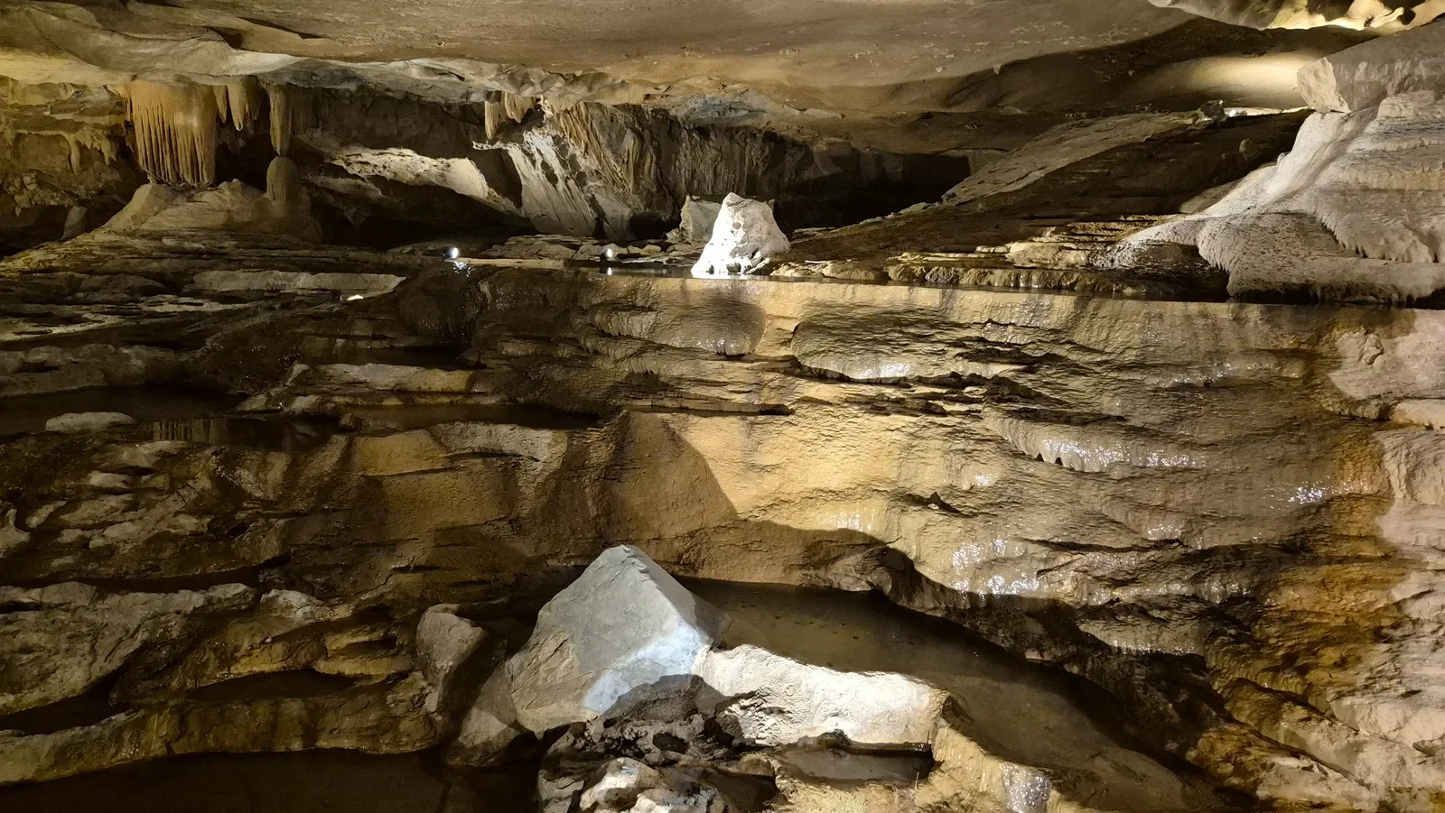 Hoota cave.webp