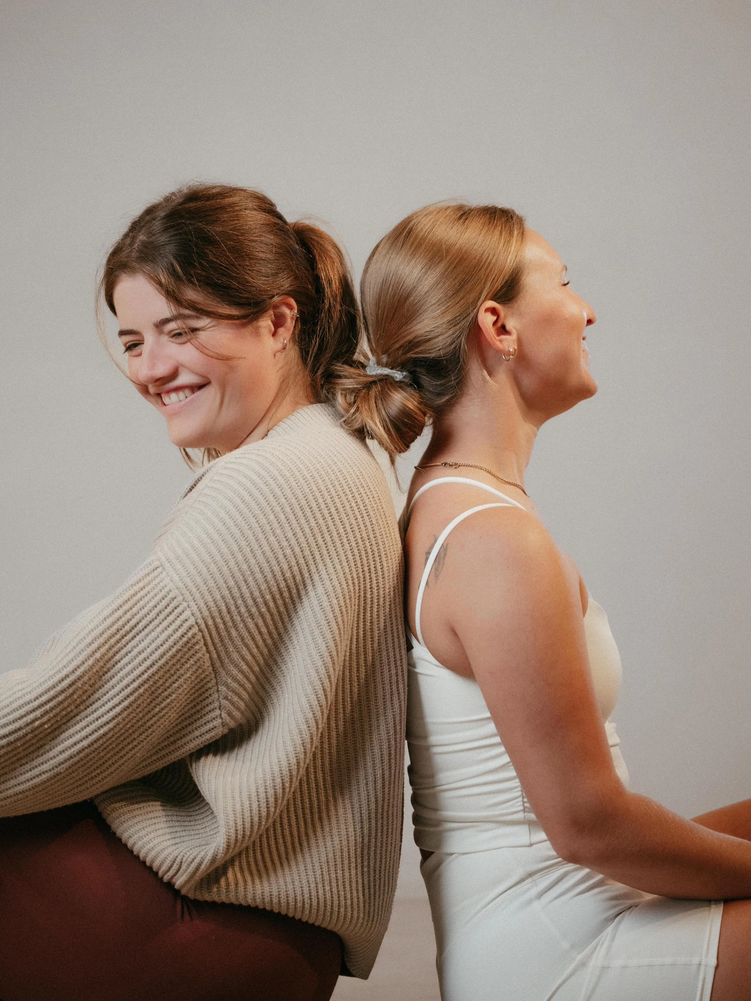 Meet Anne &amp; Yara 🤍
Wij zijn de eigenaresses van JY Studio! Hoe bijzonder is het dat we elkaar hebben leren kennen door Pilates en nu samen onze eigen studio openen!

Deze zomer komt alles samen:
Mat Pilates, Reformer Pilates, Barre, Yoga, Zwange