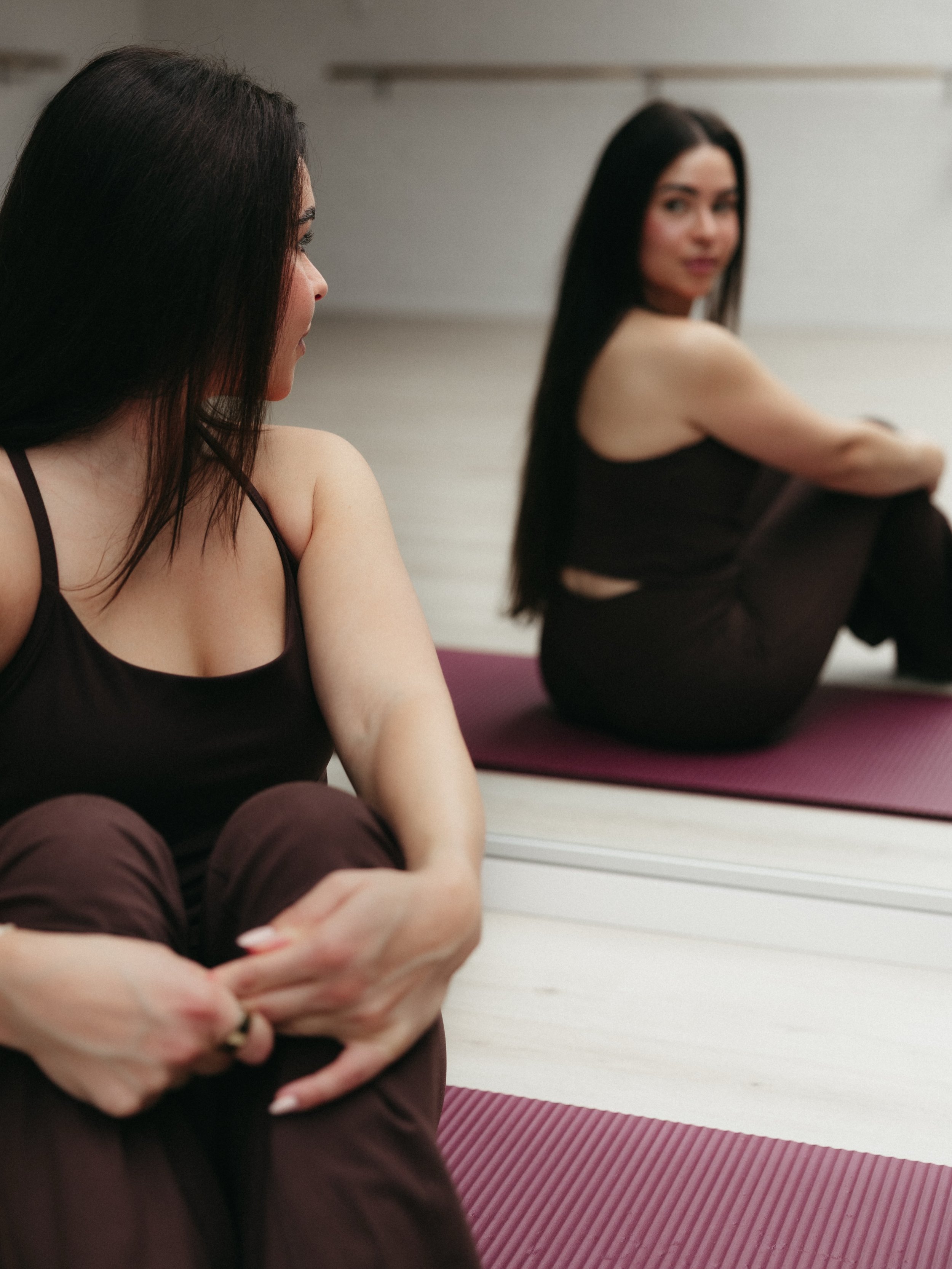 Maak kennis met Elise 🤍

Hii, ik ben Elise 26 jaar en woonachtig in Sint-Oedenrode. Voor mij is Pilates veel meer dan bewegen alleen. Het is een moment om uit je hoofd te komen, sterker te worden en met aandacht voor jezelf bezig te zijn. Die combin