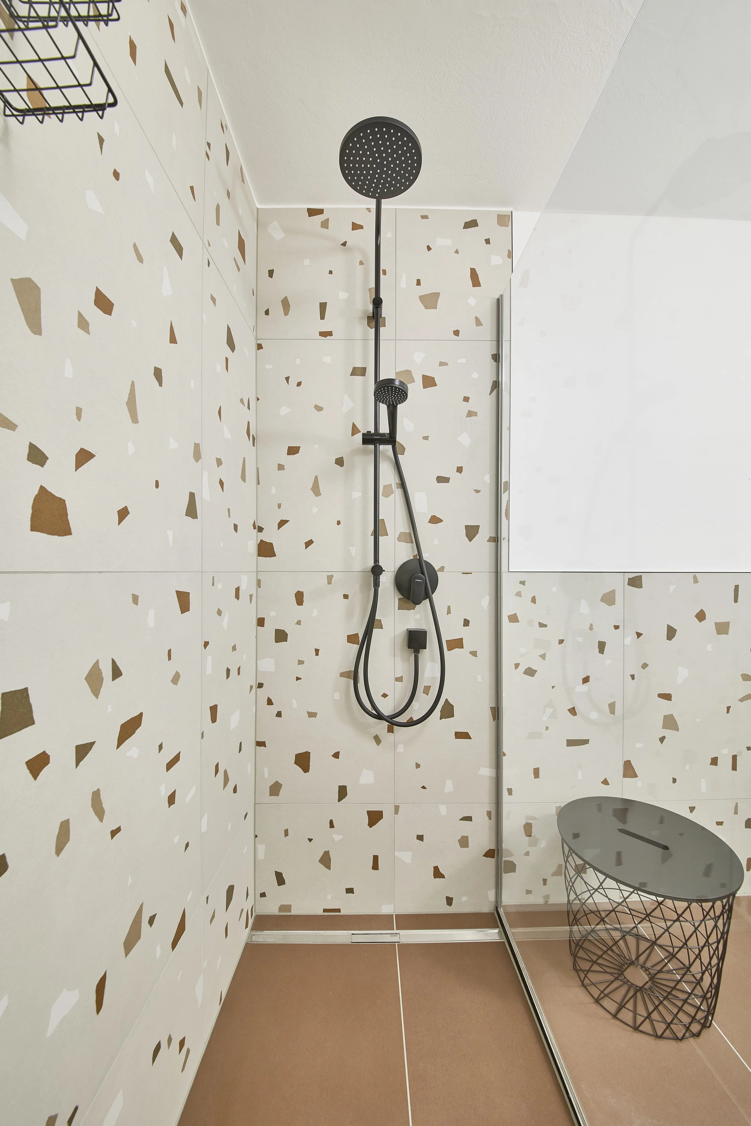 Modernes Badezimmer-Design, offene begehbare Dusche mit Glaswand, Terrazzo, schwarze Armaturen