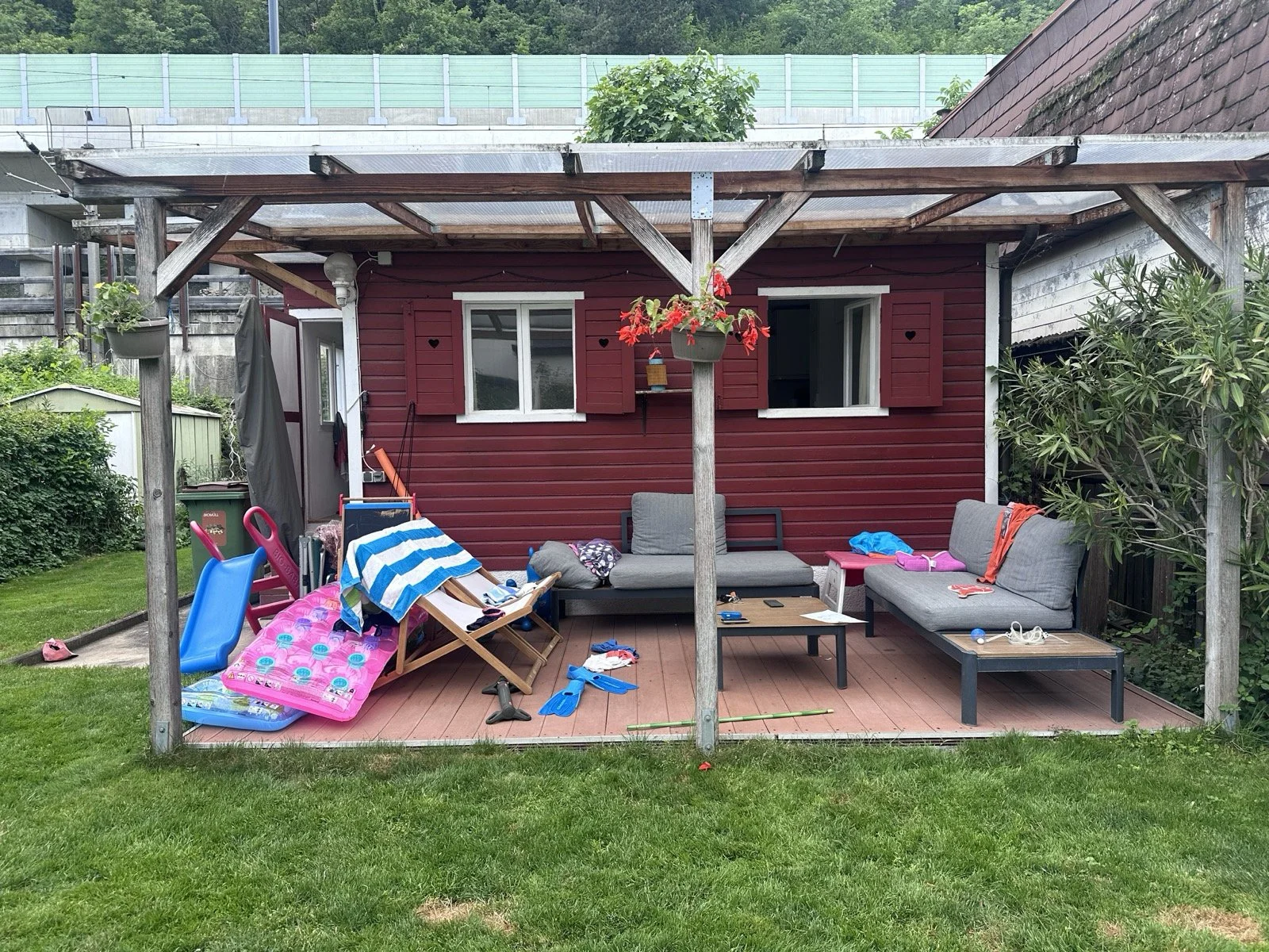 Veranda eines Badehäuschens vor der Umgestaltung.