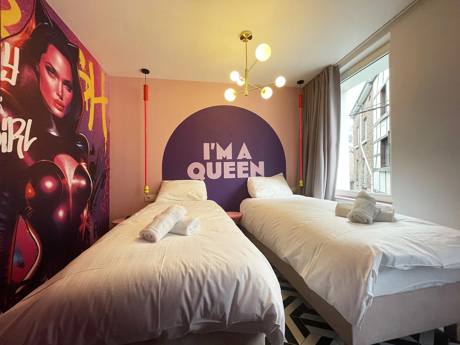 Découvrez Special House à Stavelot : une maison de vacances originale avec jacuzzi, espace cinéma, bar et décoration immersive. Idéal pour un week-end entre amis ou en couple.