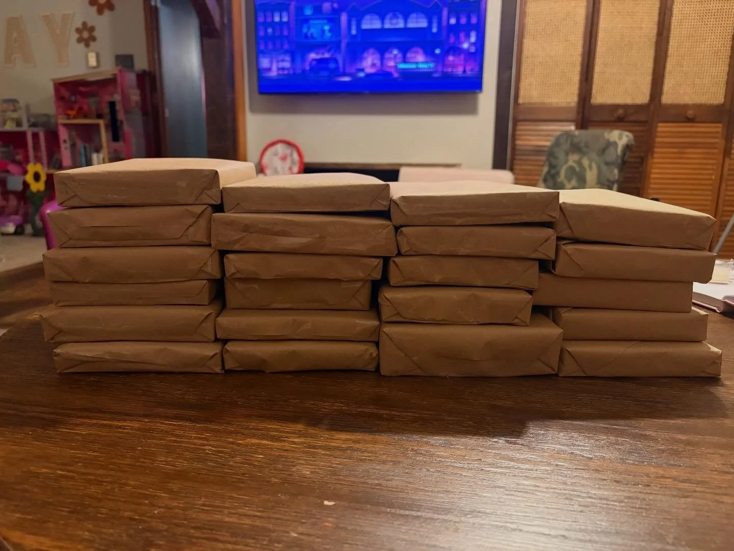 HALF of our blind date with a book inventory for this SUNDAY @brittoncoffeeco 📚

Normally I write the genre and 2-3 sub genres on these babies. Is there something else you guys would like to see?? Maybe if it was a Reese Witherspoon pick, if it&rsqu