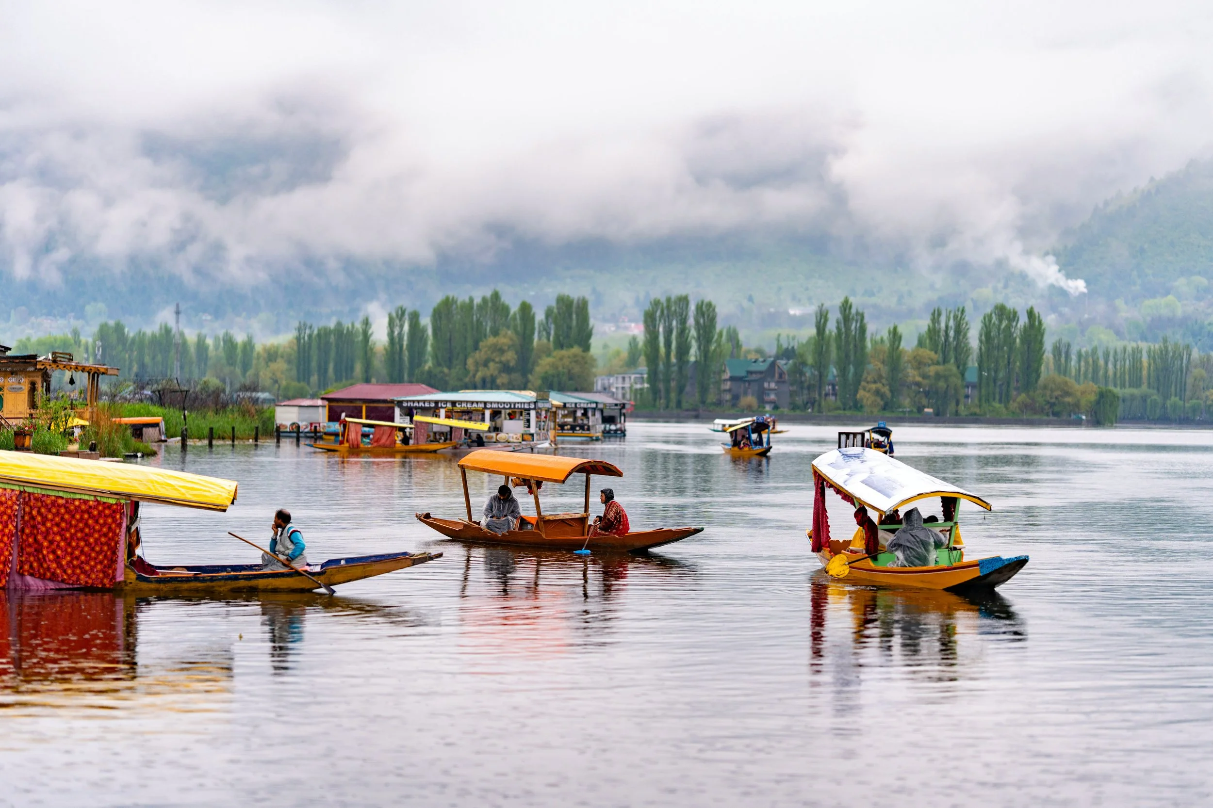 Srinagar Travel Guide 2026 – Best Places to Visit, Things to Do &amp; Kashmir Tour Packages