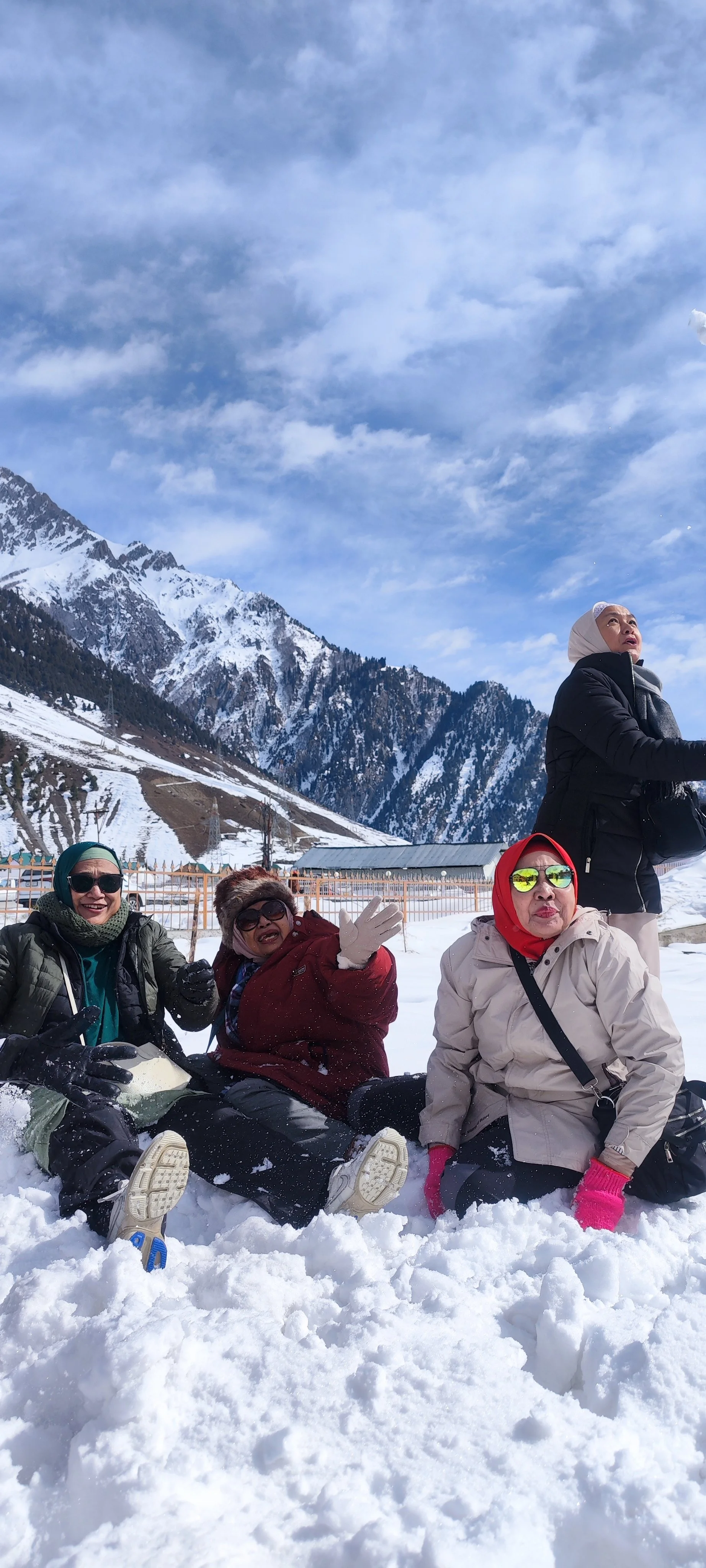 Group picture in Sonamarg of Kashmir during a day trip from Srinagar in winter.