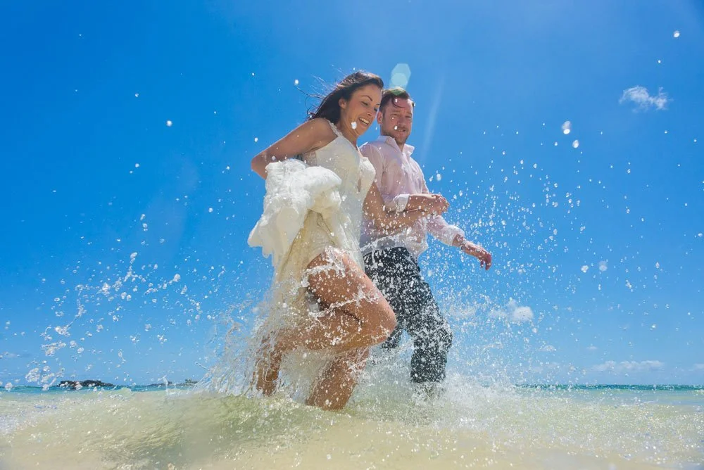 mauritius-beach-wedding-photographer-bride-groom-running-in-sea.jpeg