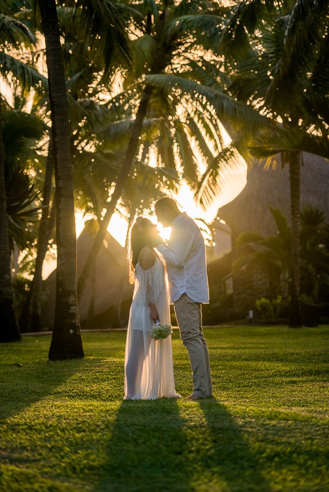 mauritius-beach-wedding-photographer-bride-groom-backlight.jpeg