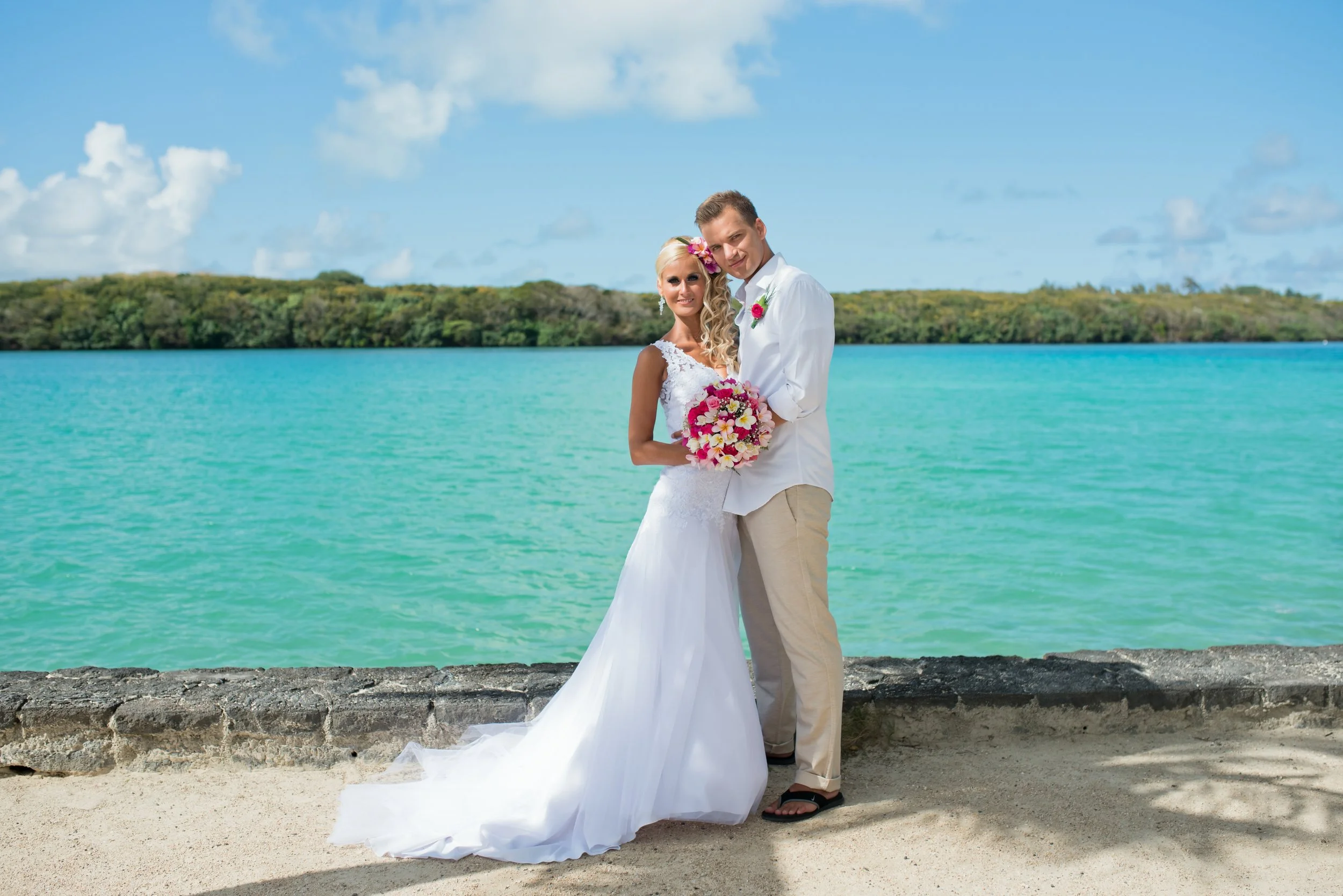 mauritius-beach-wedding-photographer-bride-groom-turquoise-background.jpg