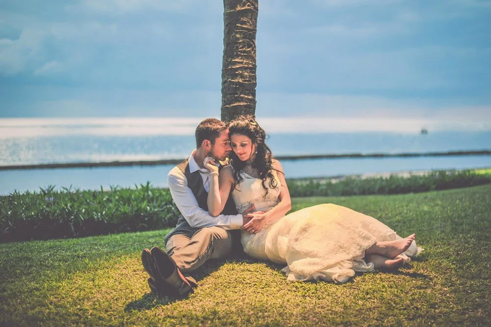 mauritius-beach-wedding-photographer-bride-groom-sitting-palm-tree.jpeg