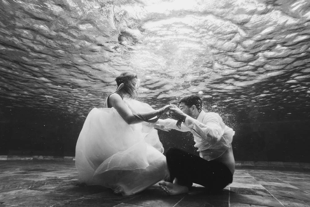 best-trash-the-dress-underwater-wedding-photography-photographer-mauritius-backlight-studios-black-and-white.jpeg