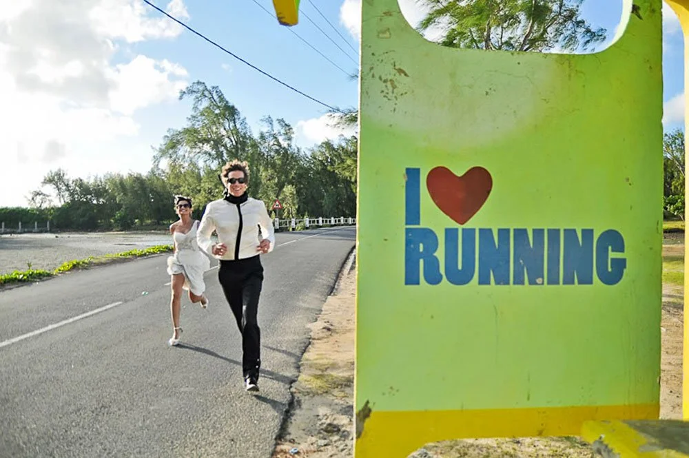 mauritius-beach-wedding-photographer-bride-groom-running.jpeg