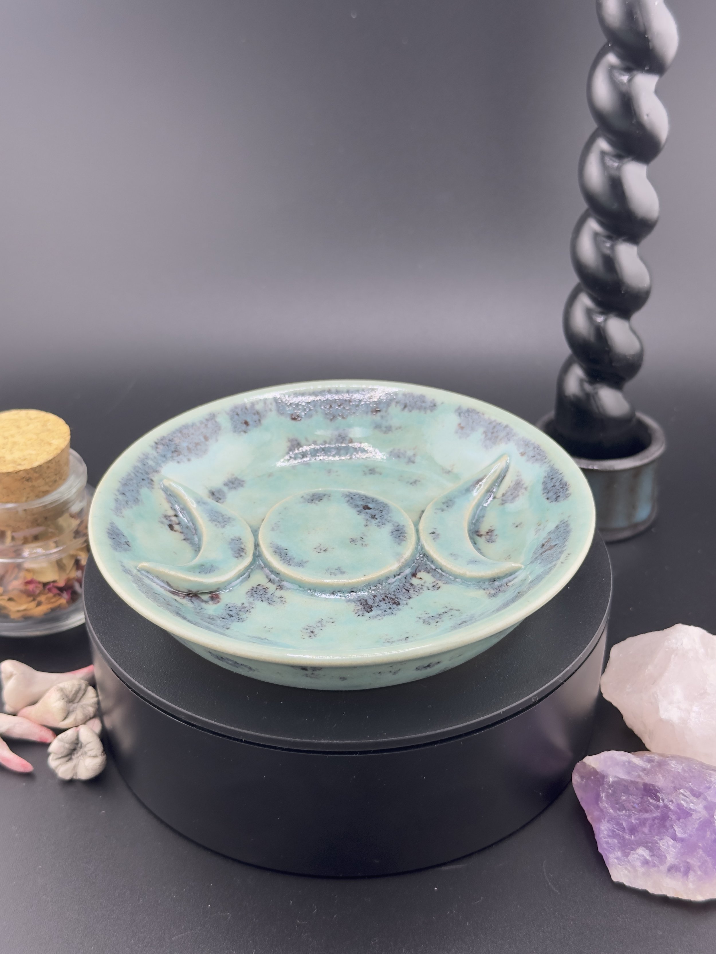 Blutig türkise Räucherschale Triple Goddess aus Keramik