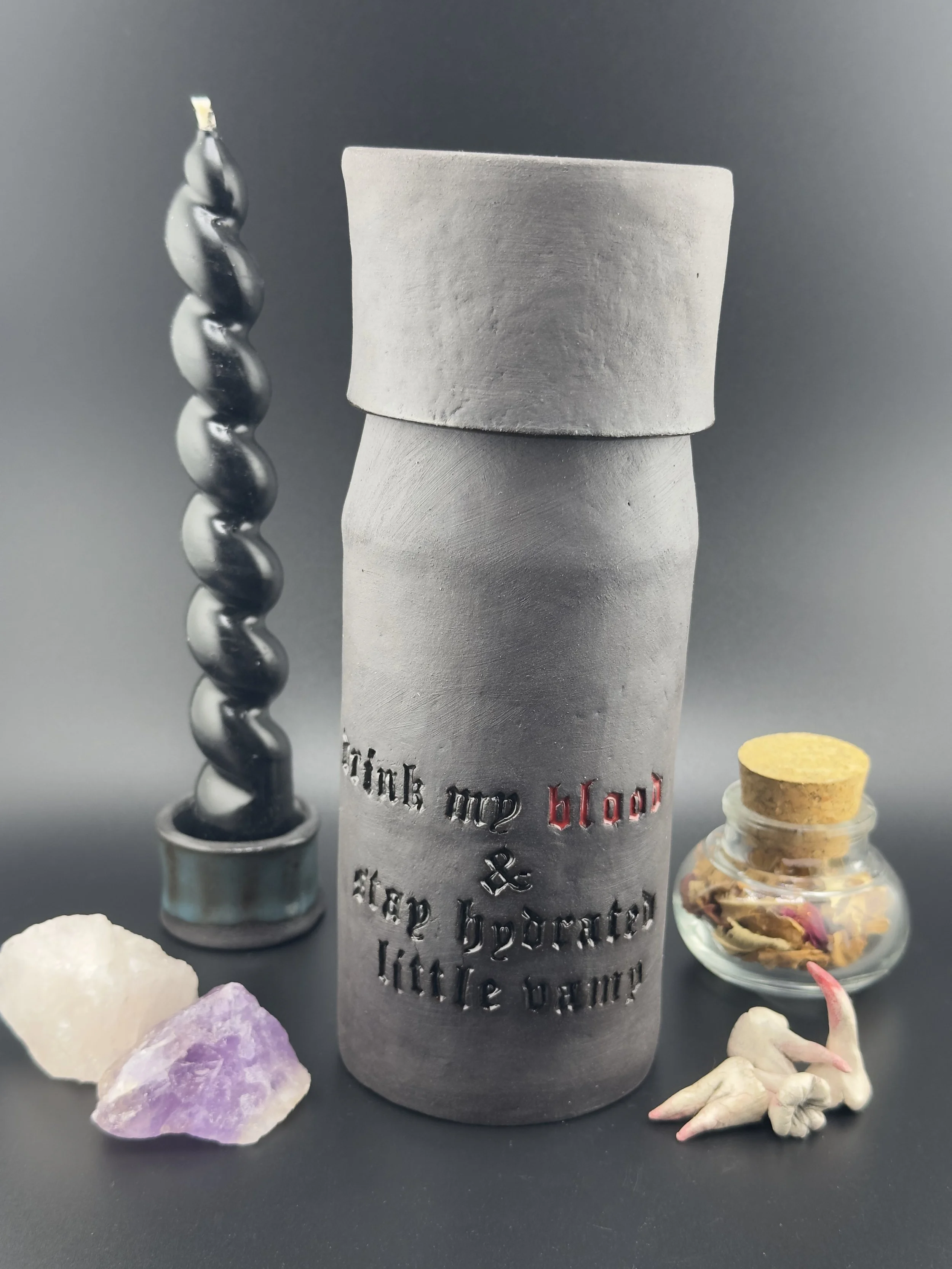 Drink my blood Flasche mit Becherdeckel aus Keramik für Vampirfans