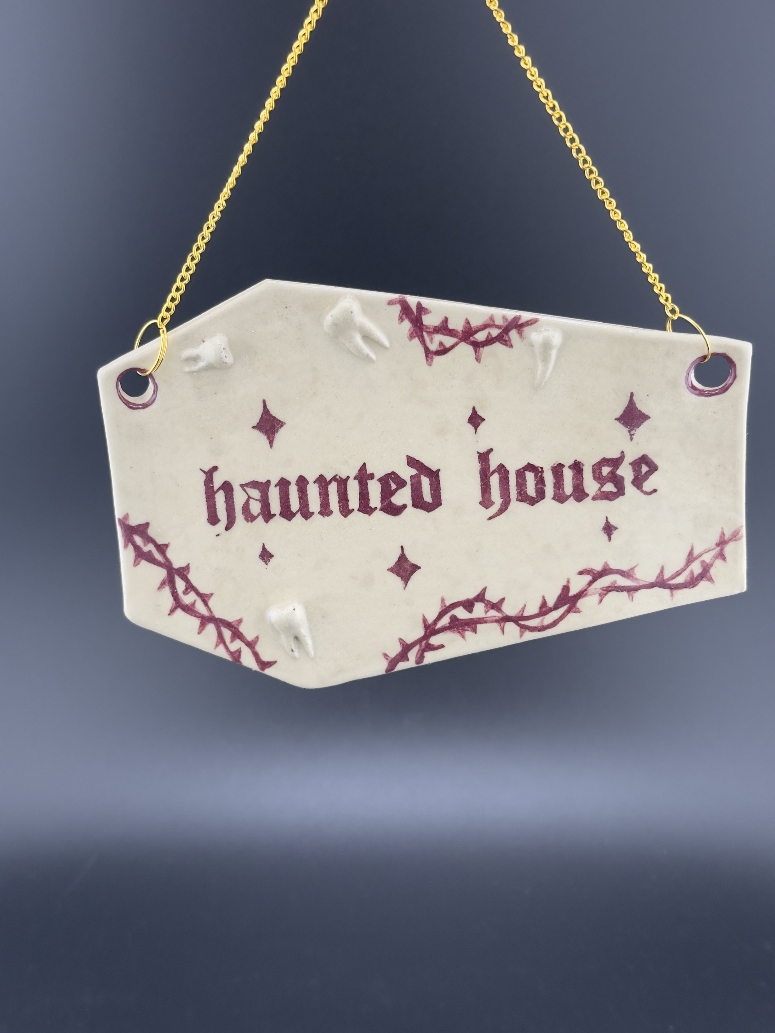 Spooky Keramik Wandschild in Sargform haunted house