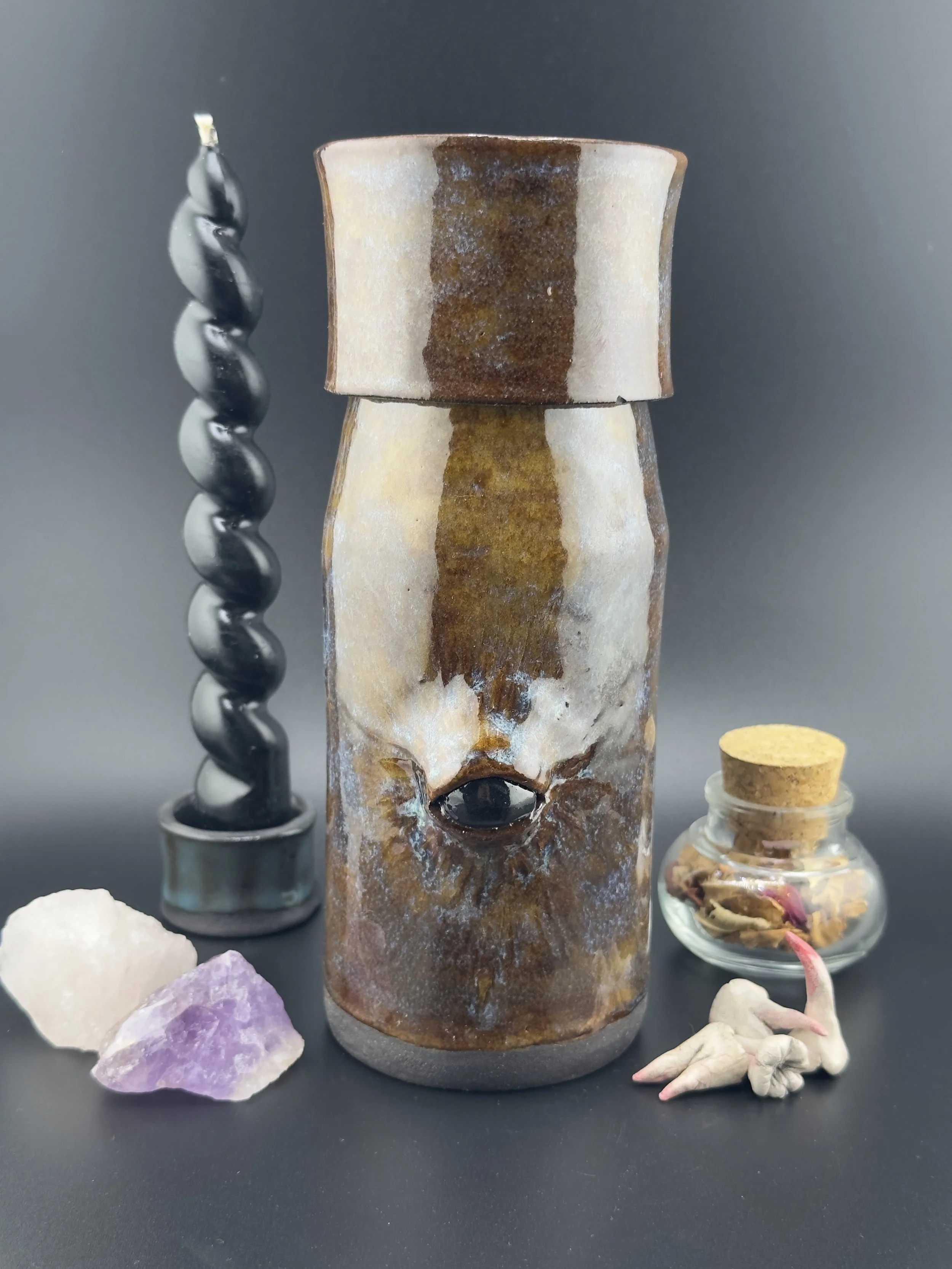 Flasche mit Deckel aus Keramik mit mystischem Auge