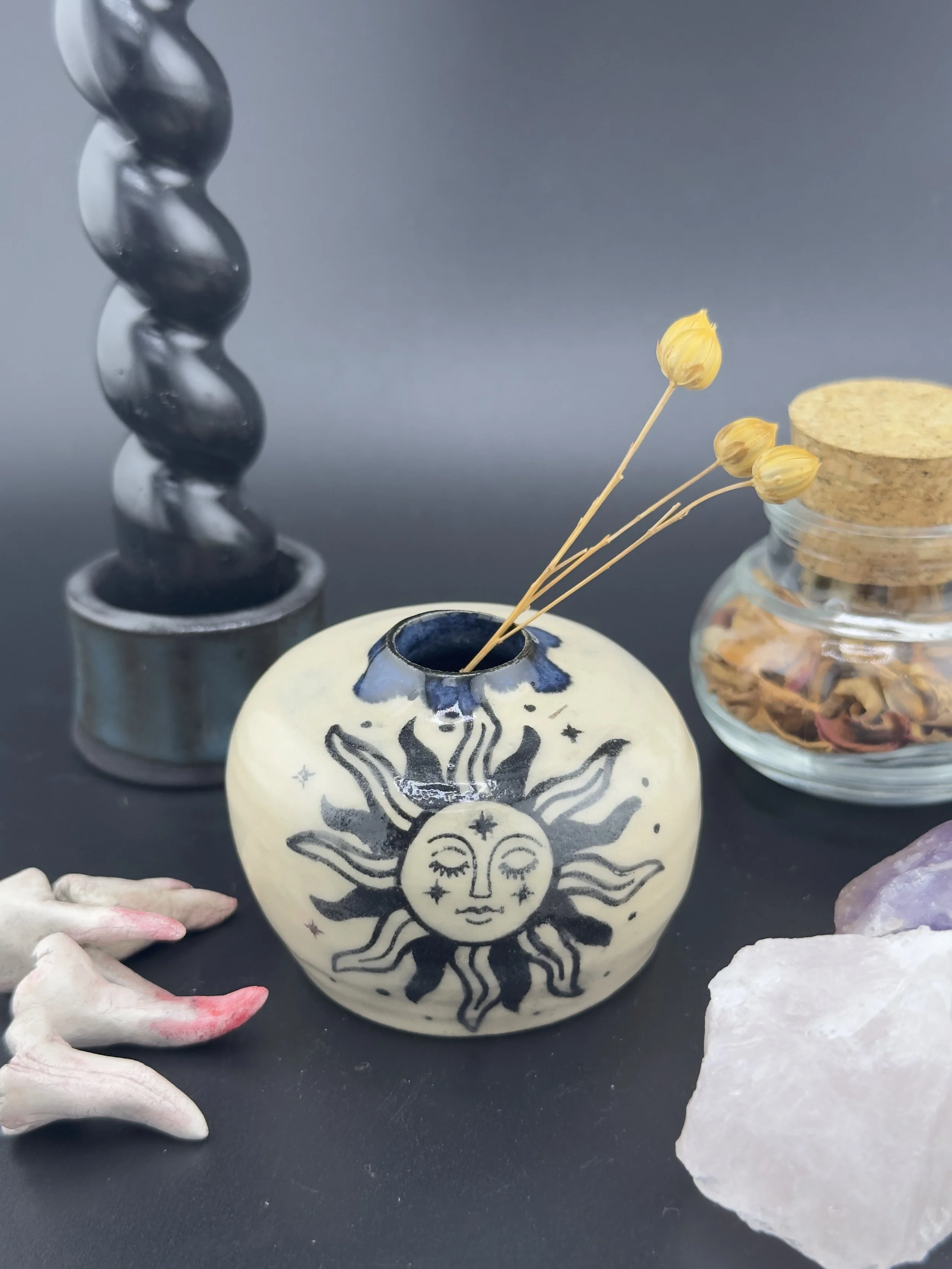 Mini Vase aus Keramik mit Sonnenmotiv